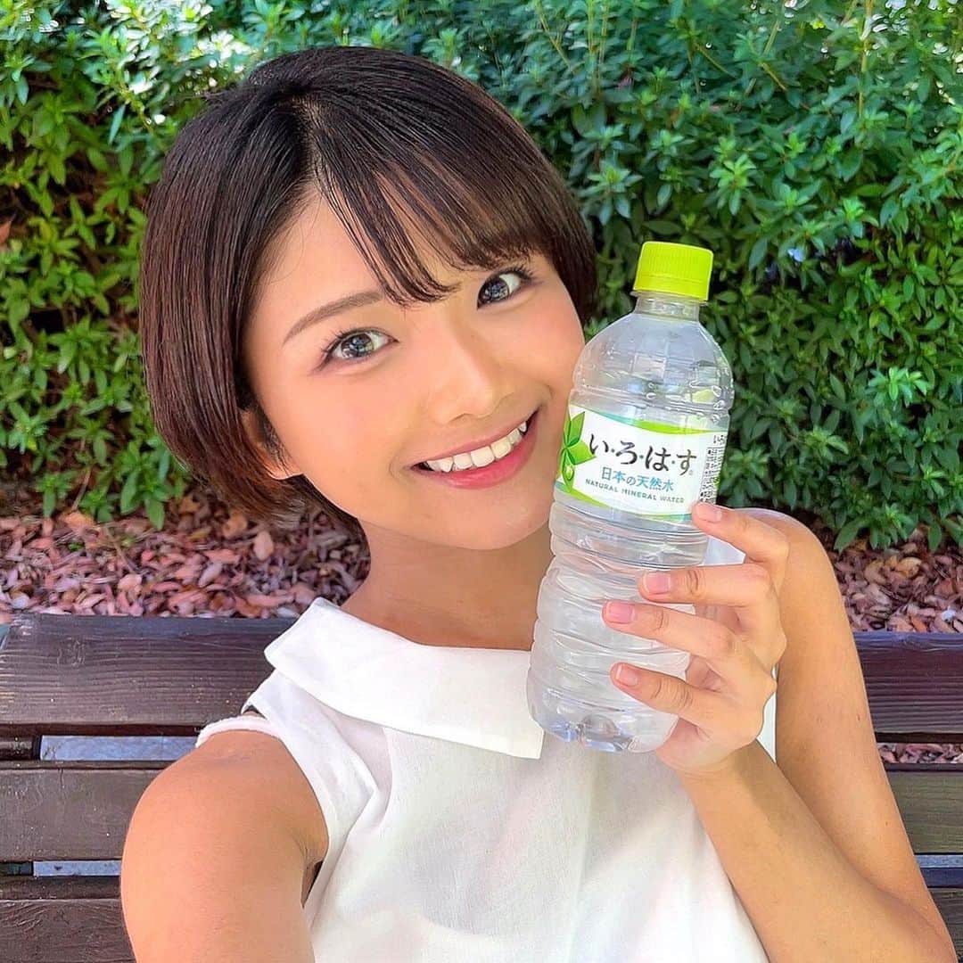 山本ゆうかのインスタグラム：「. . . 好きな飲み物は乳酸飲料とココアです。 . いつもんコンビニで買いたくなる所を耐えて耐えて水を手に取る。 好きな物飲みたいし、食べたいけど、割と太りやすいので 飲み物でカロリー取るの勿体ないもんねぇ。 . . .  #白ワンピ #アニエスベー #agnesb」