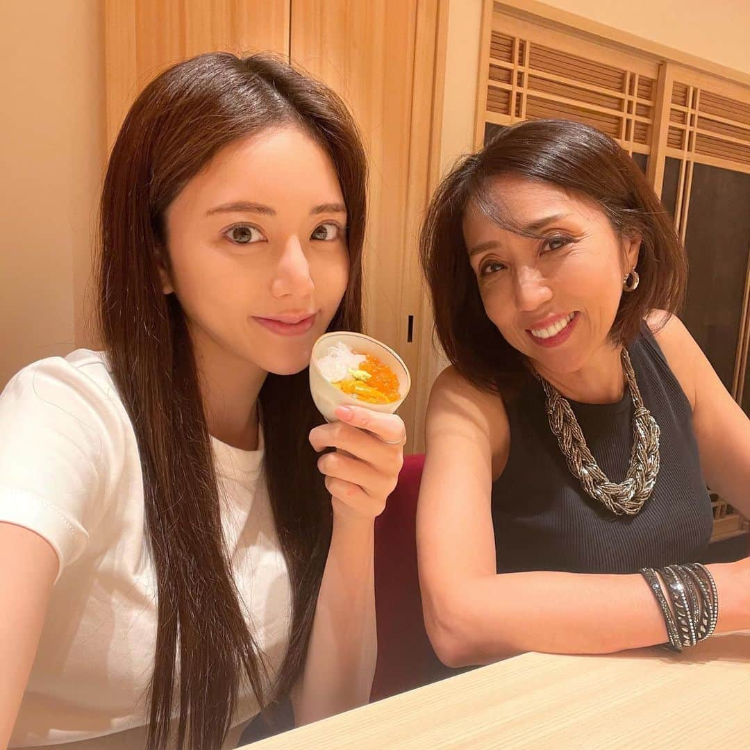 谷亜沙子さんのインスタグラム写真 - (谷亜沙子Instagram)「お母さんとお寿司を食べてきました♪ 美味しいご飯を食べてる時が1番幸せ。  みんな1番好きなご飯ってなに？🍴  What food is your favorite?   #sushi #ginza #japanesefood #お寿司 #佐たけ」10月6日 16時13分 - asyakodayo