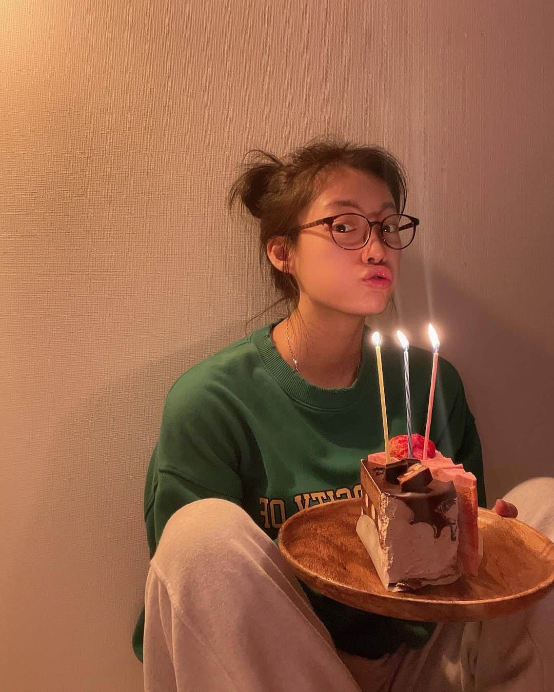 ナリ のインスタグラム：「#mybirthday 🥳🎂 파뤼는 어제, 사진은 오늘 안경때문에 마치 앵그리버드같구만 #축하해주신모든분들감사합니다❤️」