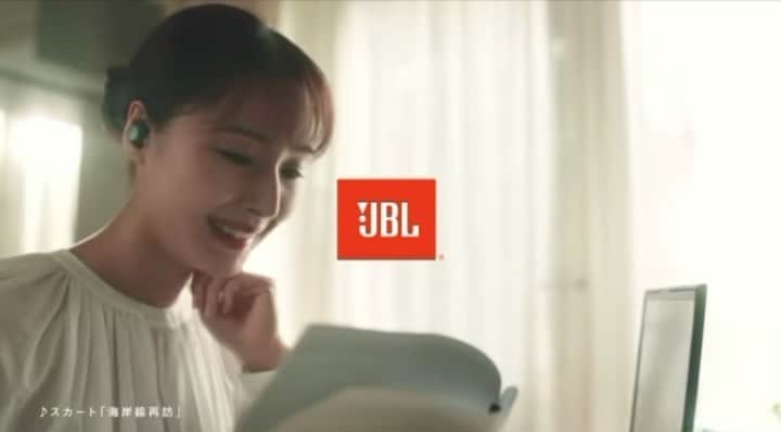 石川理咲子のインスタグラム：「#jbl #jblイヤホン @jbl_japan のCMに出演させていただいております😌 10日まで渋谷ハチ公交番前の4面ビジョンでも 定期的に流れているそうです✨ https://youtu.be/Asir0Ip0bcA ありがとうございました♡」
