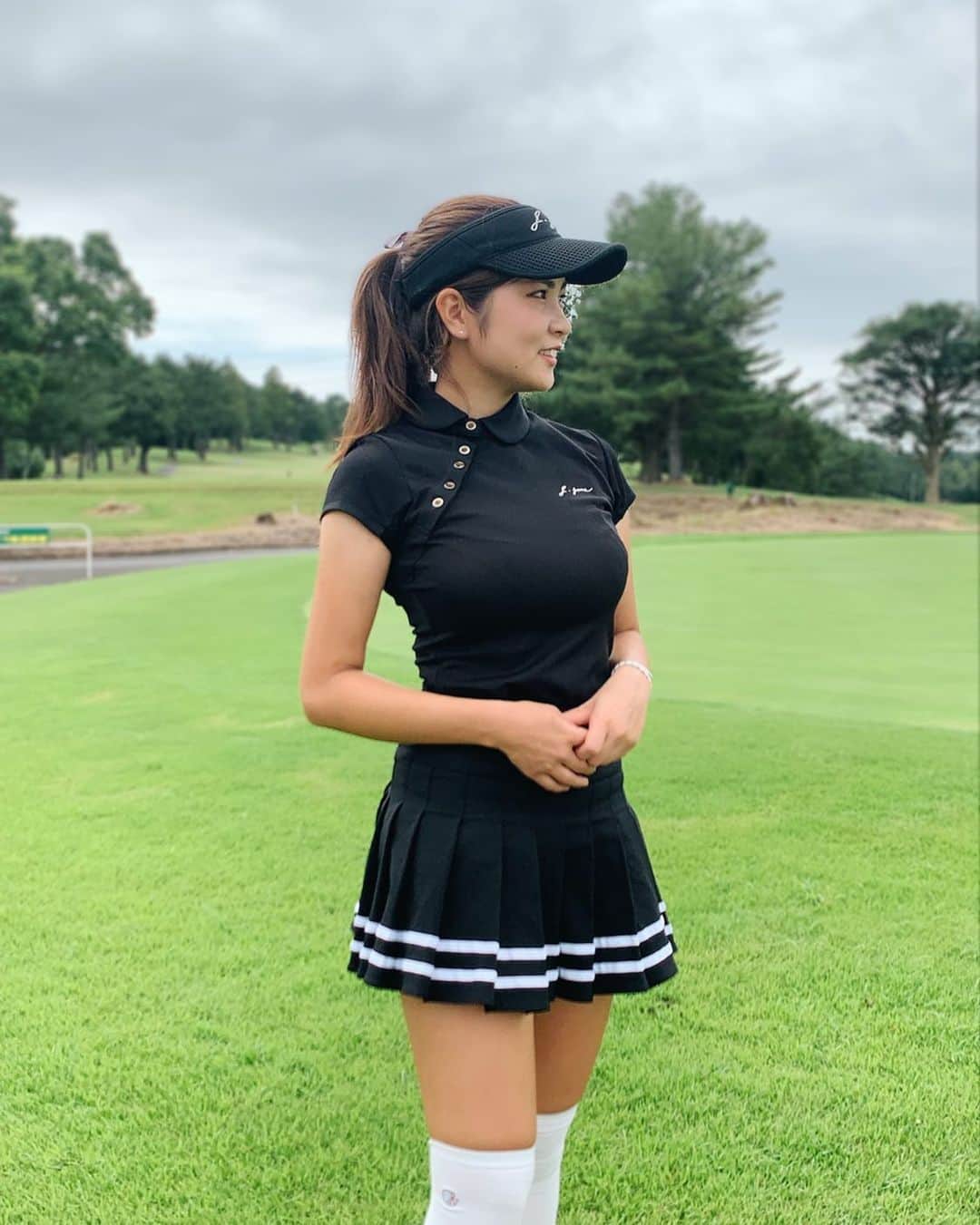 のインスタグラム：「ブラックコーデ🖤 全身 @j.jane_japan 🎀 真っ黒なのにプリティ〜( ˶ˆ꒳ˆ˵ )  白のニーハイソックスもっていなくて、 3日前くらいに @vividgolf で注文して間に合ったの🤣💓 すぐに届くのが安心だから、 ネットでウェアとか小物買う時はビビゴルフを使っています📦✨  みなさんウェアは店頭派？ネット通販派？☺️ . #まいごるふ#ゴルフ#ゴルフ女子#ゴルフスイング#ゴルフウェア#ゴルフコーデ#ビビゴルフ#vividgolf#maigolf#golf#golfswing#golfwear#골프#골프스윙#골프중독#골프웨어」