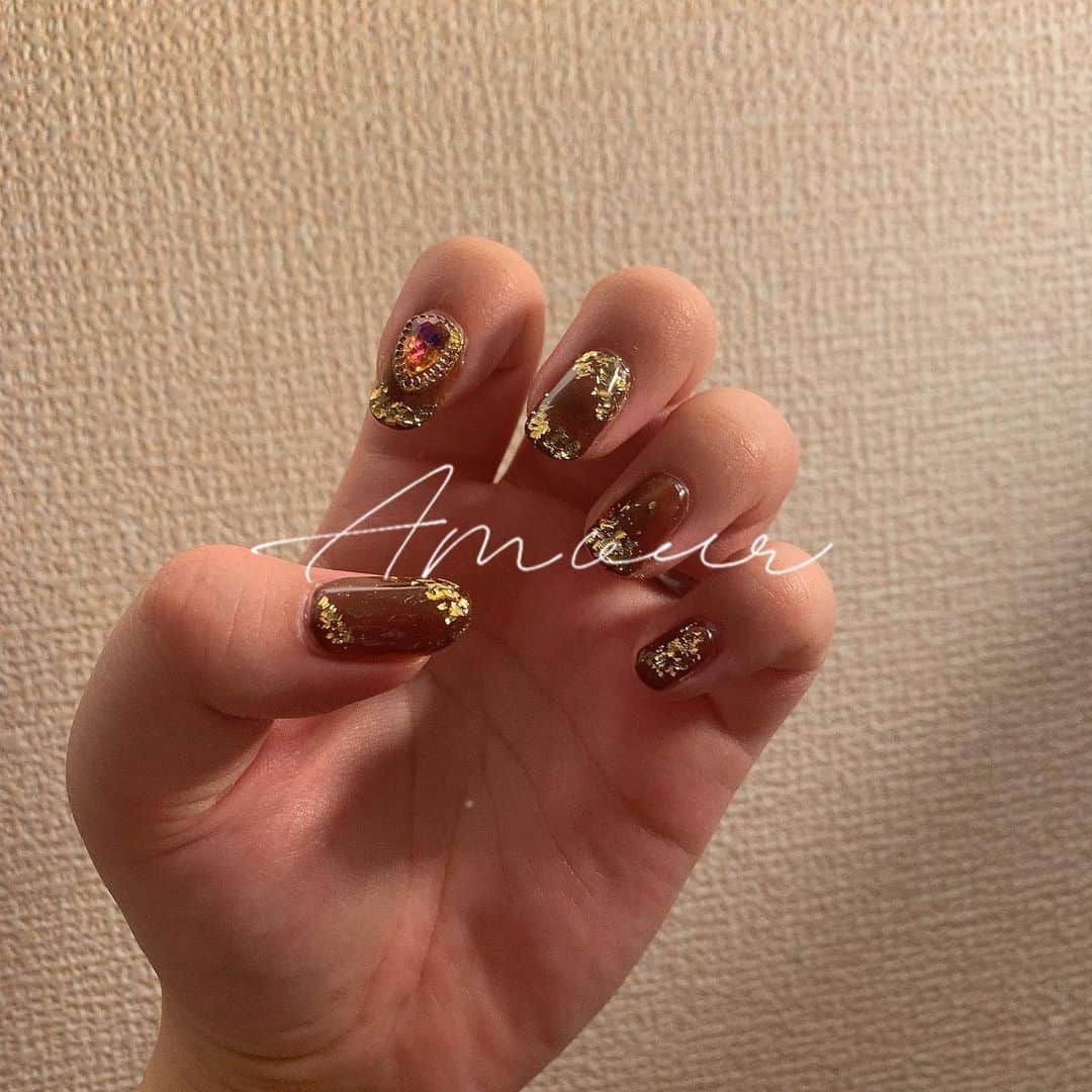 すうれろのインスタグラム：「NEWセルフジェルネイル  秋を意識したアシメントリーネイル💅 ミラーネイルでニュアンスしたかったけど 失敗したのでまた挑戦したい😭😭  最近、ワンカラーばかりして手抜きだったので ネイルの投稿久々だー🤫💕  #秋ネイル #ワンカラーネイル  #韓国ネイル #ビジューネイル #キラキラネイル  #nails #nailart  #별빛네일 #아이스젤 #자석젤 #글리터네일 #홍대네일 #연남동네일 #호네일 #글리터젤 #글리터젤네일」