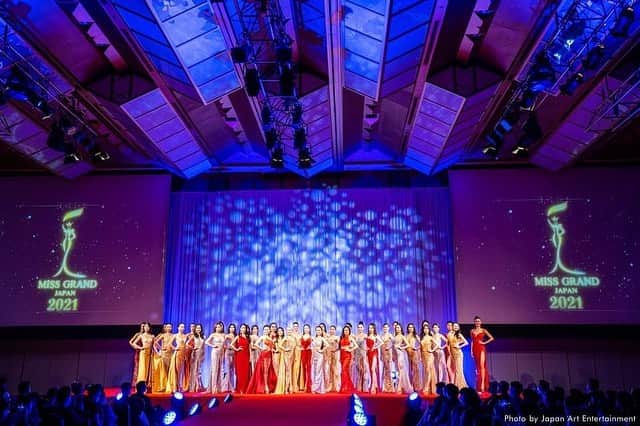 山田真由のインスタグラム：「✨💐💗  2021.09.24  ーMiss Grand Japan 2021 Finalー 🔸TOP20 🔹特別賞 関東ブロック賞  遅ればせながら 本大会の結果のご報告と、皆様への感謝をお伝えさせていただきます💫  皆様から本当に沢山の応援をいただきましたおかげで、私は最後の瞬間まで全力で、そして笑顔で走り抜くことができました。 お力添えいただきました皆様に、心から感謝申し上げます。 誠にありがとうございます💐  .  昨年末の地方大会へのエントリーから約10ヶ月 これまでの人生で、最も努力した期間でした。  あらゆることを差し置いて最優先に考え 多くの我慢と痛みや辛さに耐え抜き 周りの方々から多大なるご支援をいただき  この日本大会で世界大会への出場を勝ち取り、必ず世界の舞台で結果を残すと、最後の瞬間まで強く思い走り続けました。  これまで私の背中を押してくだった皆様への感謝を 私の努力する姿勢と成長する姿、本気で挑む姿勢をもってお伝えしたいと思い、今の私の全てを出し切る挑戦を致しました。  サポートいただきました皆様や 同じ目標へ共に挑む他のファイナリストにとって  "応援して良かった" "彼女なら納得できる" と心から思っていただける自分であるべきだと考え 見てくださる方々への思いを込め どんな時も、誰よりも笑顔で過ごし 支えてくださる皆様のおかげで今ここにいるという感謝の気持ちを胸に過ごしてきました。  今回、いただきました応援に相応しい結果とならなかったことは、心底悔しく、不甲斐なく、やるせない気持ちでいっぱいです。  ただ、私は今、最大限に努力したと胸を張って言えます。 このことは、何より誇れる点であると感じています。 必死に努力し挑んだこの経験は、私の人生において何にも代え難い大きな財産となり、今後の自分に大いに活かせることと感じています。  大会終了後、 多くのファイナリストから "グランプリはあなただと思う" "日本代表として送り出したかった"  という声を涙ながらに沢山いただきました。 彼女たちも同じように、グランプリを目指してきたにも関わらず この大会期間を一番そばで過ごし、辛さや事情も理解し、レッスンに取り組む過程を全て見てきたファイナリストたちからこのような言葉をいただけたことは 何にも勝る、"真の評価"だと思い 進んできた道は間違っていなかった、と思うことができました。  切磋琢磨し、この大会期間を共に乗り越えた同志たち ここまで一つの目標に向かい努力が出来る同世代の女性たちと出会えたことは、私の宝です。  この期間、 自分自身と徹底的に向き合ったことで 自分の強みや個性を知り、それらを活かす方法を学び また弱みや劣る部分を認め、それらを補う努力をしたことで 自分自身を大きく成長させることができたと感じています。  今後、支えてくださる皆様にお返しができるよう 広く社会に貢献できる人間になるため、より一層精進して参ります。  今後とも山田真由を、どうぞよろしくお願い申し上げます。  今回の日本大会の映像は、後日公開される予定です。  当日、会場でご覧いただいていない方々にも、 心からの感謝と、私がかけたこの思いを ステージでの姿をもってお伝えしたいと思いますので、公開後には是非ご覧いただければと思います。  .  私は、ミスコンテストが "一人の女性としての総合的な美しさを評価する場である"と考え、社会貢献活動に関する明確な目的を持ち、この世界へ飛び込みました。  結果が全てではないと仰っていただくこともありますが、私は結果から得られるその先の可能性を追い求め、ここまで走り続けてきました。  ミスコンテストが 努力や実力、内面美、社会へ貢献する姿勢といった、大会が掲げるテーマに沿い、人としての総合的な美しさが正しく評価される場になることを願います。  このミスコンテストを通して 社会で強く生き抜く女性たちの堂々とした姿勢を示すことは、とても意義があることと学びました。  ここで得た学びを必ず次のステップに繋げ 私は、真を貫き歩んでいきます。  .  @missgrandinternational  @missgrandjapan  @miss_japan   @erea0301  @sajiruri @adelineminatoya_  @__haruka0421  @chiharu__obama  @karin_kyotani_mgj  @chisa.nakayama  @nao.m.0907  @miyuki_nozawa_   @aikonno319  @ak.ymt  @suzu.nex  @humanroots.inc  @310umi_makeup  @ujigawaman  @noe_choreographer  @linejp_official  @anan_mag   @yumi8417  @yumiko.0222  @momoko_tsuchida  @serena_03200404  @_yuki__84  @reira_22  @mi617to  @tomoko_tsukui  @ku_ru2525  @ohina_official」