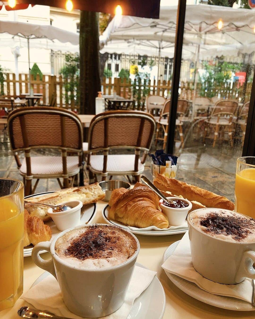 谷山響のインスタグラム：「Petit-déjeuner ✴︎  La première fois que j’ai mangé le petit-déj sur la terrasse, j’ai adoré🤍」