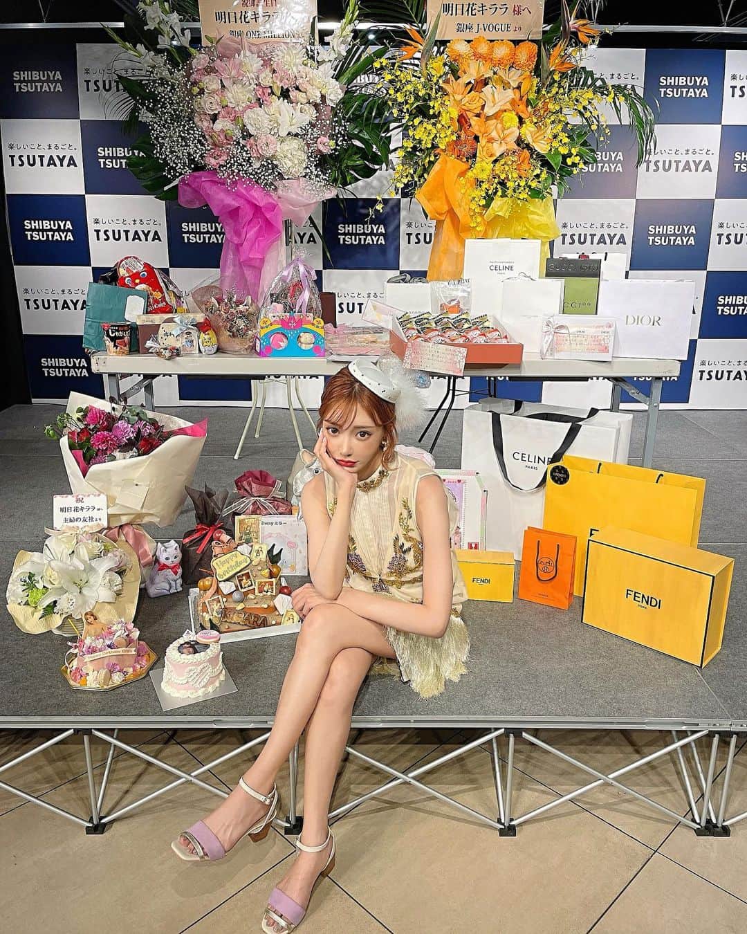 明日花キララさんのインスタグラム写真 - (明日花キララInstagram)「素敵なプレゼントありがとう🥺 禁止だったのにみんなたくさん持ってきてくれて..🥺 この日の為に皆様がたくさん考えてくれたんだなって思うとその気持ちだけで本当に幸せです❤︎ 改めてカレンダー発売記念イベントありがとうございました！！ お誕生日に皆様に逢えたことが1番のプレゼントでした🕊 お休みの日はプレゼント開封とお手紙読んでニヤけてます💌 ほんとーにありがとう👼🏻すきっ」10月6日 18時34分 - asukakiraran