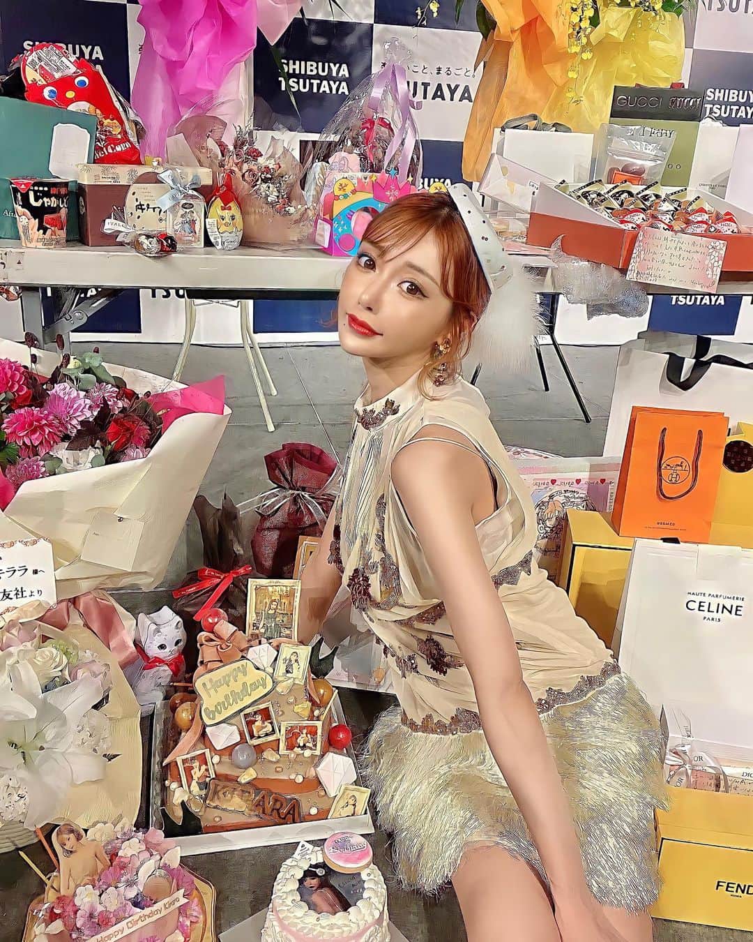 明日花キララのインスタグラム：「素敵なプレゼントありがとう🥺 禁止だったのにみんなたくさん持ってきてくれて..🥺 この日の為に皆様がたくさん考えてくれたんだなって思うとその気持ちだけで本当に幸せです❤︎ 改めてカレンダー発売記念イベントありがとうございました！！ お誕生日に皆様に逢えたことが1番のプレゼントでした🕊 お休みの日はプレゼント開封とお手紙読んでニヤけてます💌 ほんとーにありがとう👼🏻すきっ」