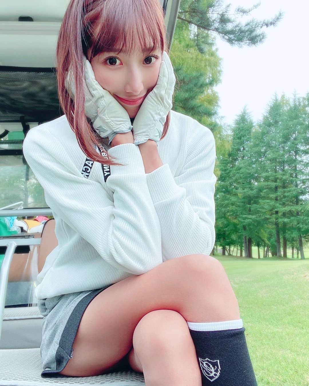 ゴルファーなつのインスタグラム：「🐇🐇🐇 . 毎年寒くなると白いセーターばかり買ってしまう…！すぐ飲み物こぼすくせにいつも白☃️ . 最近は学んで、行きの車では珈琲のまなくなりました。笑 #白いもふもふ　#🐇  . . #ゴルフ練習 #100切り #ゴルフ初心者 #ゴルフ好きな人と繋がりたい #ゴルフ女子 #ゴルフ大好き #ゴルフ#ゴルフ動画 #スイング動画 #ゴルフ練習方法 #ラウンド　#ゴルフ場　#ゴルフ男子  #ゴルフコーデ　　 #sports #golf  #トレーニング女子　#美脚　#トレーニング　#ダイエット #workout　#パーソナルトレーニング　#golflife #golfaddict #japanesegirl#ゴルフスイング」