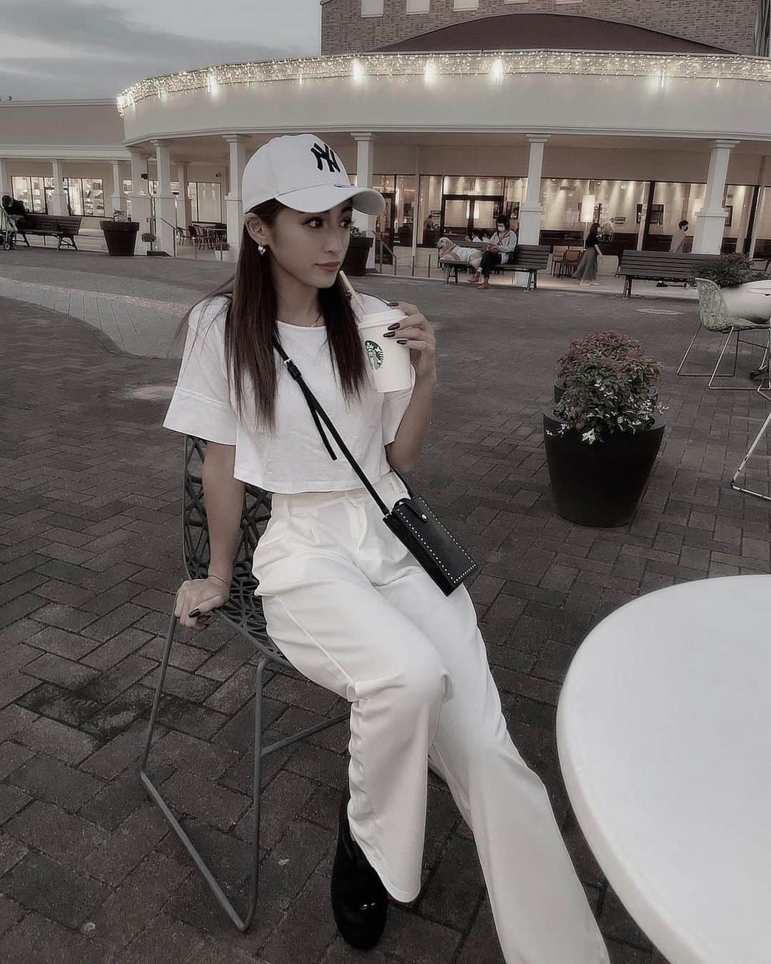 MIWAのインスタグラム：「#ラフコーデ 🤍 ㅤㅤㅤㅤㅤㅤㅤㅤㅤㅤㅤㅤㅤ ㅤㅤㅤㅤㅤㅤㅤㅤㅤㅤㅤㅤㅤ アウトレットでおねぇに 撮ってもらったコーデ。 とてつもなくラフ🗯ww ㅤㅤㅤㅤㅤㅤㅤㅤㅤㅤㅤㅤㅤ キャップ女子極めようかな🤭♡ ㅤㅤㅤㅤㅤㅤㅤㅤㅤㅤㅤㅤㅤ  ㅤㅤㅤㅤㅤㅤㅤㅤㅤㅤㅤㅤㅤ #fashion#ootd#キャップ女子  #キャップコーデ#yankeescap  #ホワイトコーデ#モノトーンコーデ #シンプルコーデ#ラフコーデ#cap #スニーカー#スニーカー女子  #airforce1#nike#nikeshoes」