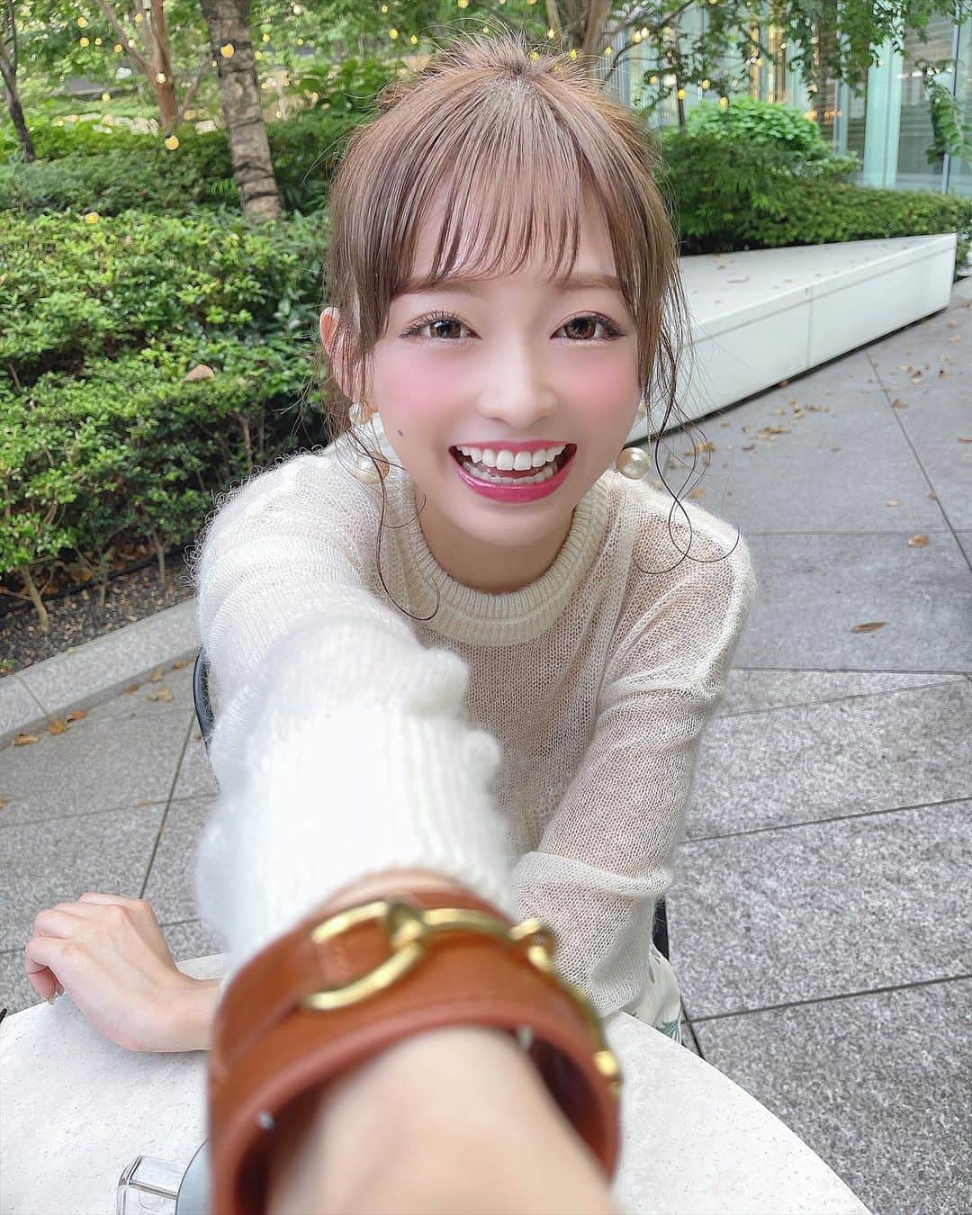 のインスタグラム：「⁡ ⁡ ⁡ ⁡ 楽しそう〜🤣🤣🤣 テンション高くてポーズの癖🤣 ⁡ ⁡ わくわくすることがいっぱい。 楽しい、頑張れる〜😚🤍 ⁡ 一週間過ぎるのがあっという間すぎて どういうこと😱😨💭 ⁡ 明日はメイク動画編集しよう😚 ⁡ ⁡ #カラコン #ootd #outfit #coordinate #fashion #コスメ好き  #自まつ毛メイク #りなてぃー #rinatea ⁡ ⁡ ⁡ ⁡ ⁡」