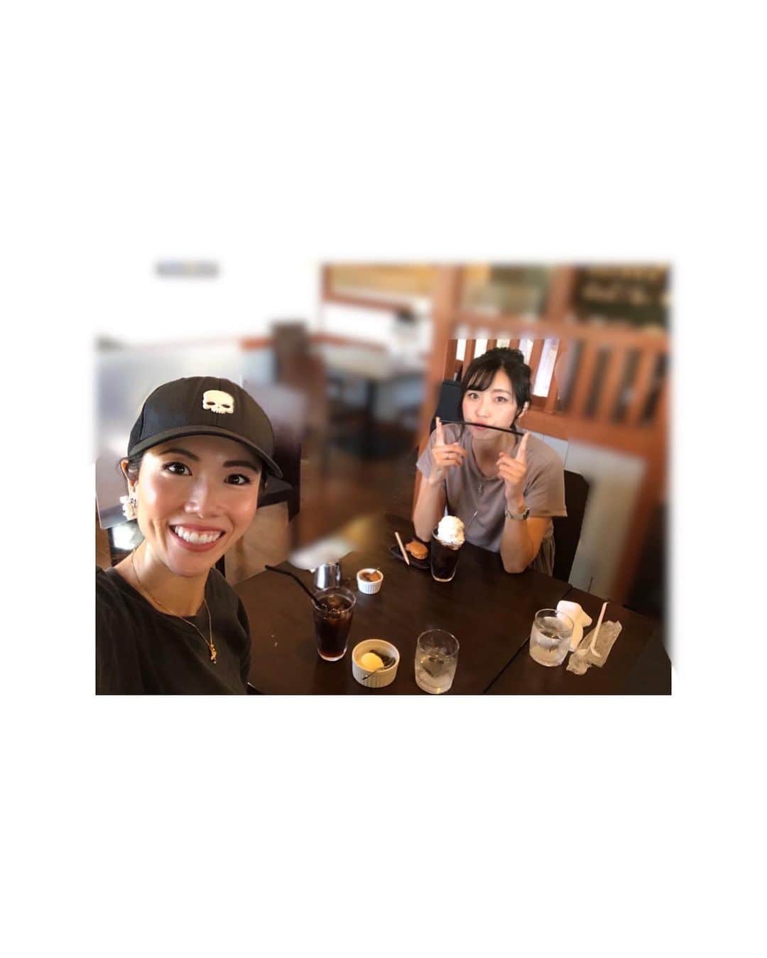 のインスタグラム：「・ ・ ・ 昨日友達とワクチン接種に 一緒にいきまして。 写真はワクチン打つ前のお茶タイム。 そして本日 腕は一回目より上がるし調子いい！ ファイザー副反応少ないって本当だ！ と思ったのも束の間 お昼ごろからやたら体が重い。 これが倦怠感ってやつかー とか思ってたら頭痛、発熱、関節痛 一気にきました＼(^O^)／ぃゃん 37.5℃でとりあえず早めの解熱剤。 食欲もなくぐったりとベッドで過ごしました。 周りの人達ファイザーで副反応 ほとんどなかったから 自分も腕の痛みくらいだろうと思ってたら そうでもなかったです…。 個人差あるよね！笑 解熱剤飲んでなんとかスマホ触れるまでに回復。 何はともあれ 無事に２回接種終わりました( ⁎ᵕᴗᵕ⁎ ) これからもマスクや手洗い等 しっかりと気を付けていきたいと思います。 ・ ・ #cafe #生クリーム苦手 なのに #ウインナーコーヒー を頼む阿呆。」