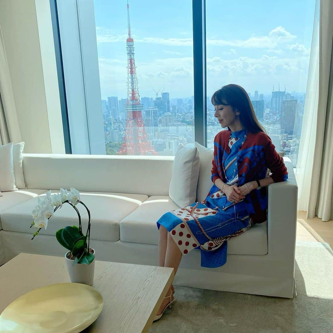 君島十和子さんのインスタグラム写真 - (君島十和子Instagram)「秋晴れの空に映える 東京タワー🗼😊💦  夏から秋に掛けて 大活躍したワンピースと その時に大活躍したアイシャドウです。  ワンピースとカーディガンはエルメス。  アイシャドウは LUNASOL アイカラーレーション EX15「アズールダスク」  透明なブルーの秋空。 枯葉の香ばしい香りがしそうなオレンジブラウンの日没前の時間帯。 そして夕焼けが街並みに反射してキラキラ輝く様子を閉じ込めたスモーキーなラメ。 地平線の淵から少しずつ宵闇に染まっていく時の藍色… そんな時間経過が １つのパレットに収まっています。  オトナには、これくらいのコントラストとコクが 必要だなぁって 一色ずつ重ねていくと 納得。 目頭から目尻にかけての 縦のグラデがオススメ  【今晩21時から】  新パウダーについてLIVEさせて頂きます。 お時間ありましたら お付き合い下さいませ。  #ftcbeauty #ftcaoyama #君島十和子 #ルナソル #lunasol  #edition #editiontranomon  #エディション虎ノ門」10月6日 19時51分 - ftcbeauty.official