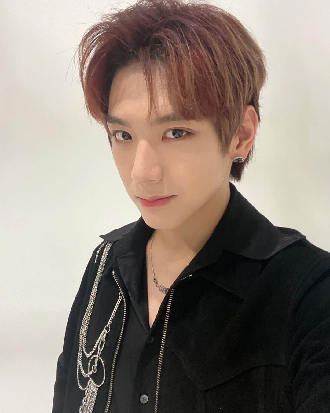 ジェヒョンのインスタグラム：「Sober✈️ . . . #엔플라잉 #NFlying #김재현 #여러분 #이륙합니다 #안전벨트 #확인해주시고 #즐거운 #여행되시길 #바랍니다 #감사합니다 #땡큐 #Thank_U」