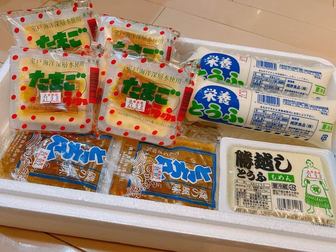 片岡安祐美のインスタグラム：「🍴  美味しいお豆腐食べたくて🤤 どれも美味しかったけど、たまご豆腐がめちゃ美味しくて✨✨ そして、かつおだしのところてんにもびっくり‼️  これからは湯豆腐にもいいよね〜🍲♡ ちょうど1ヶ月かぁ〜そろそろリピートしよっと♪  #梶原食品  #お豆腐  #お取り寄せ  #安祐美のお取り寄せ 🎁」