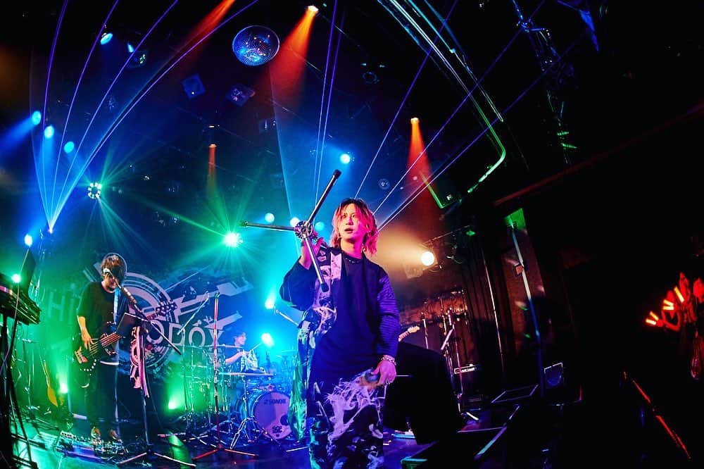 のインスタグラム：「【2021.10.3🎤埼玉HEAVEN’S ROCK】  ツアー2箇所め❗️ 32歳最後のライブ❗️  いろいろあったけどお付き合い頂いた皆ありがとう👏🏻🔥😹 試練あれど楽しい空間だった🎉 また会おう🦨✨  埼玉公演だけ会場の照明さんだったんだけどかなり助けてもらったしすごいかっちょ良かった🦥  バンドメンバーともグルーヴ生まれてきたなー‼️とにかく楽しい🔥  ツアー始まってからまだFCブログ書けてないんで近々更新します🤽‍♀️  Photo by Furu📸  #HETERODOXTOUR」