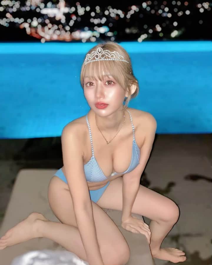りーちゃんのインスタグラム：「23歳になりました🌷  いつもコメントやDMを送ってくれてありがとうございます❣️  みんなの優しい言葉達にいつも元気もらってます！　これからもよろしくね⭐️  #癒しの大天使　#りーちゃん　#凛咲子 #福岡県産グラドル　#グラビア　#水着　#love   p.s この写真Dカップ？ていわれた…泣」