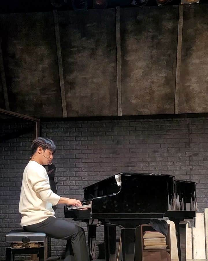 Lee Si-gangのインスタグラム：「#웨딩플레이어#뮤지컬 🎼 피아노를 태어나서 처음 처본다.. 대본을보고 너무 설렛지만, 피아노의 두렵움이컷고,3일만에.. 멘탈이 무너졌다. 하지만 피아노까지 사서 집에서 죽어라고 도전했다. 힘든시간이었지만 스스로에게 "잘했다 고생했다 "말해주고싶다 🖤 많은분들이보고 힐링받길..🖤 日本の皆さん僕が今回 チャレンジしたピアノです。 凄く怖かったし大変だったけど 乗り越えました！ 皆さんに見せたいな。」