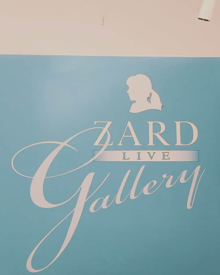 ZARDのインスタグラム：「ZARD Live Gallery  開催期間 : 10/7～10/25  有楽町マルイ8階にて開催される「ZARDライブギャラリー」  本展はZARDのこれまでのライブに焦点を当てた特別な企画展示です。 グッズ販売コーナーでも、過去のライブグッズのうち現在はネット通販でも販売されていない在庫僅少の過去グッズを揃えています。  また、2004年ライブ時のキービジュアルのものや来年2月のライブでも着用出来るアイテムも新しくご用意。  グッズ販売は本展覧会チケットをお持ちでない方でもご利用頂けますので、是非お立ち寄りください！  #ZARD #zard30周年year」