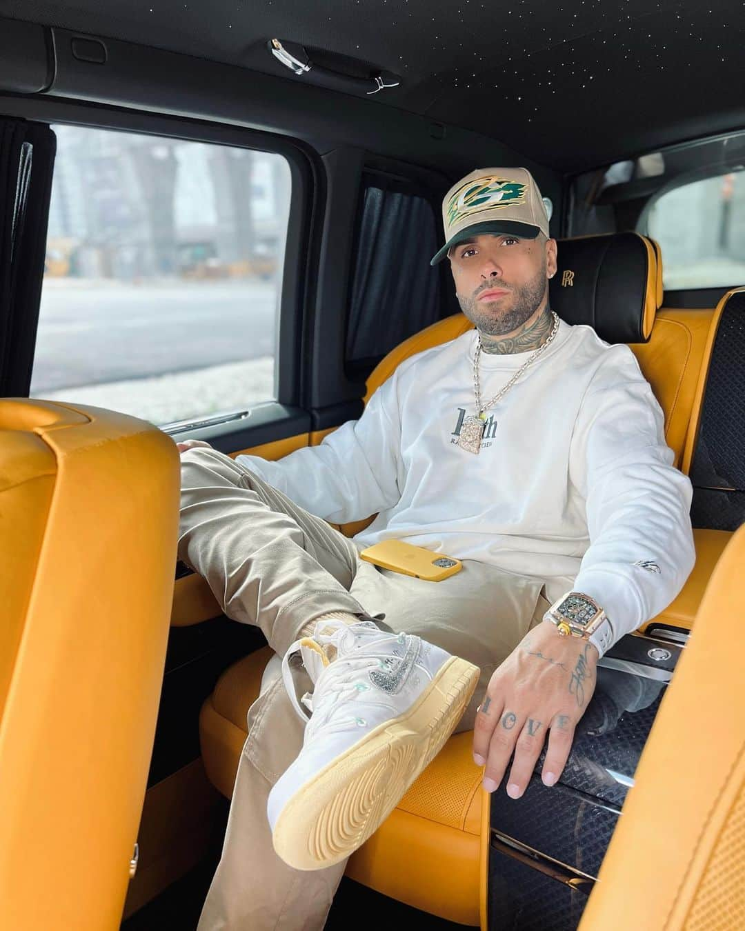 NICKY JAMさんのインスタグラム写真 - (NICKY JAMInstagram)「No estoy serio ni triste solo estoy en paz bendiciones para todos 😘😘」10月6日 22時47分 - nickyjam