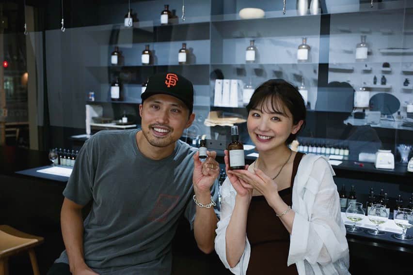 おのののかのインスタグラム：「＊ 出産が近づき、バースプランを考え中🤔🎂 (おすすめ教えてほしいです🥺✨)  なるべくリラックスしてお産に望みたい。 アロマとか焚きたいな〜良い香り探さなきゃ〜 と思っていたところ 夫が素敵すぎるお店に連れて行ってくれました😂💕  色々な種類のエッセンシャルオイルを 自分好みに調香してオイルやルームフレグランスが作れる @kako_osaji ✨  最高に癒される香りができました〜🥲👏 なんだか久しぶりにデートっぽいことができて、 楽しくって嬉しかったなぁ、、🥰笑  しかし もうすぐ出産だと思うとドキドキが止まらないです😳  毎日元気に脇腹蹴られて眠れない日々が続いてますが。笑 これもなくなっちゃうと思うと寂しいような、、 でもやっぱり早く会いたいな〜！！✨  残り少しのマタニティライフを楽しみつつ この香りをかぎながら出産頑張ります💪💪✨  (撮影時のみマスクを外しています✨)」