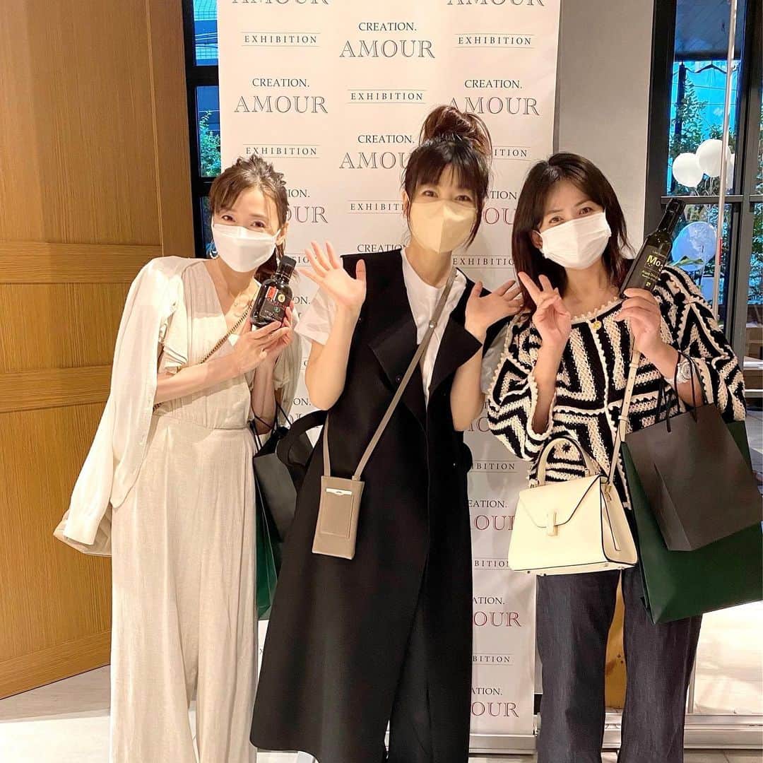 のインスタグラム：「今日は、木原さとみさんと一緒に宮前真樹ちゃんが参加している クリエーションアムールの展示会へ✨ 久し振りにお2人に会えて嬉しいー💖 展示会では、以前も使用していたチェントンチェのオリーブオイルの大きいサイズが出ていて、 Mo3リポバランスという新しいオイルも出ておりました✨ ちなみに、こちらのシャンプーも好き💖 今度は、ゆっくりと会いたいなぁ☺️  #チェントンチェ #オリーブオイル #リポバランスオイル #展示会」