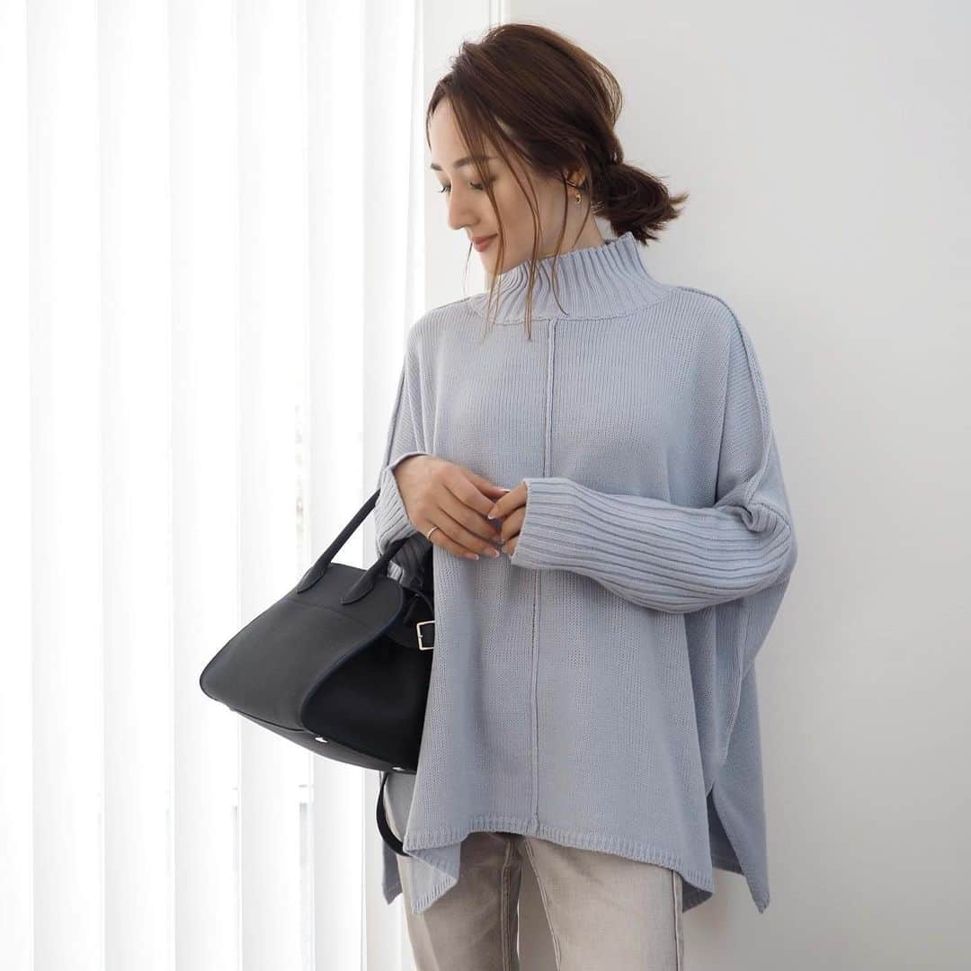 のインスタグラム：「本日発売の @fifth_store さんにてリコメンドさせていただいたお洋服！ 先程インスタライブでも詳しくご紹介させていただきましたが こちらにも記載いたしますね😊 ライブの最中に、初回入荷分は完売してしまったものも多くありますが 予約で購入ができますので、サイトをご覧になっていただけましたら嬉しいです😊✨ 元々お手頃価格ですが 今なら2点購入で10%offになる2BUY10%off中なので このお得なタイミングにぜひ❤️ ストーリーにサイトのリンクも貼りますね😊 ・ page1.2 #サイドスリットハイネックリブスリーブニット page3.4 #ローゲージふんわりニット page5.6 #布帛スリーブドッキングニットワンピース page7.8 #スエードタッチナロースカート page9.10 #プチハイふんわりニットセットアップ ・ #fifth#fifthtl#フィフス #coordinate#fashion#outfit#ootd#instafashion#コーデ#コーディネート#ファッション#プチプラ#プチプラコーデ」