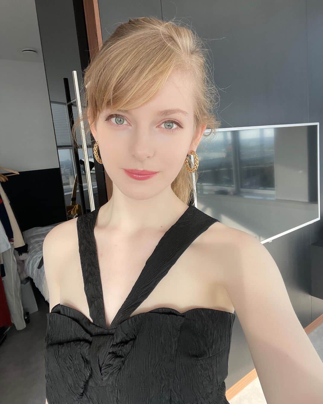 Ella Freyaのインスタグラム：「Hi 👋」