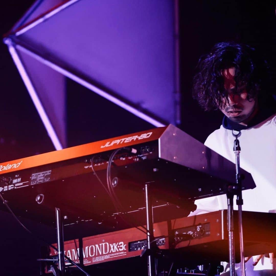 GeGのインスタグラム：「MTV 40周年を記念したライブに出演しました！ やっぱライブは楽しいな〜！ #mtvlivematch #MTV #変態紳士クラブ」