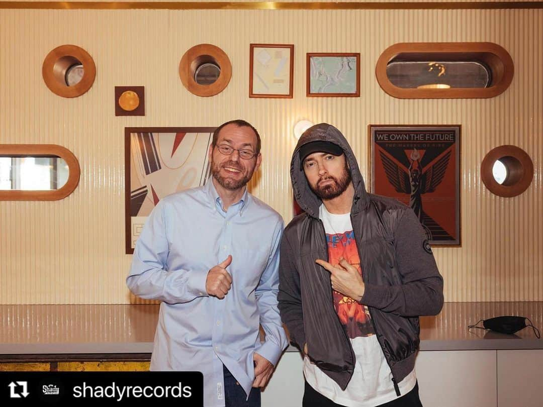 エミネムのインスタグラム：「#Repost @shadyrecords  ・・・ What you know about s’ghetti sandwiches 🍝🥪? @eminem X @onemorejude X @rosenberg went live on @shade45 during the Mom’s Spaghetti grand opening last week - interviews on the site now: link in bio」