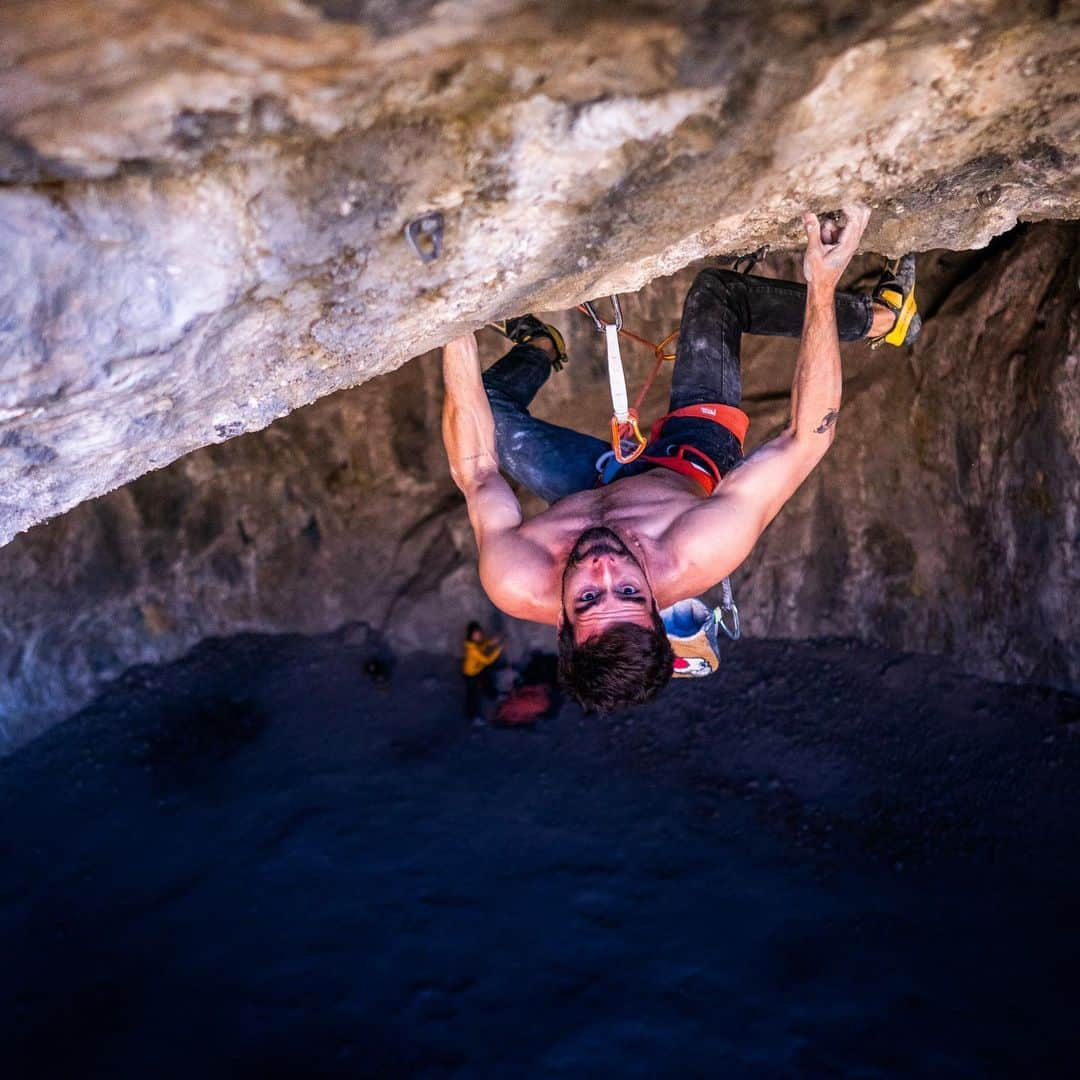 ジョー・キンダーのインスタグラム：「Well damn. What more can I say other than it feels good. It feels damn good to send my hardest route in one of my favorite areas and contribute yet another one I’m proud of. I worked wicked hard for this climb. Thanks for the support and all the encouragement from my favorite human on earth @ltjian. 🥰 • Kinder Cakes, 9a+ 🍰  📷 @gajdaphotography」