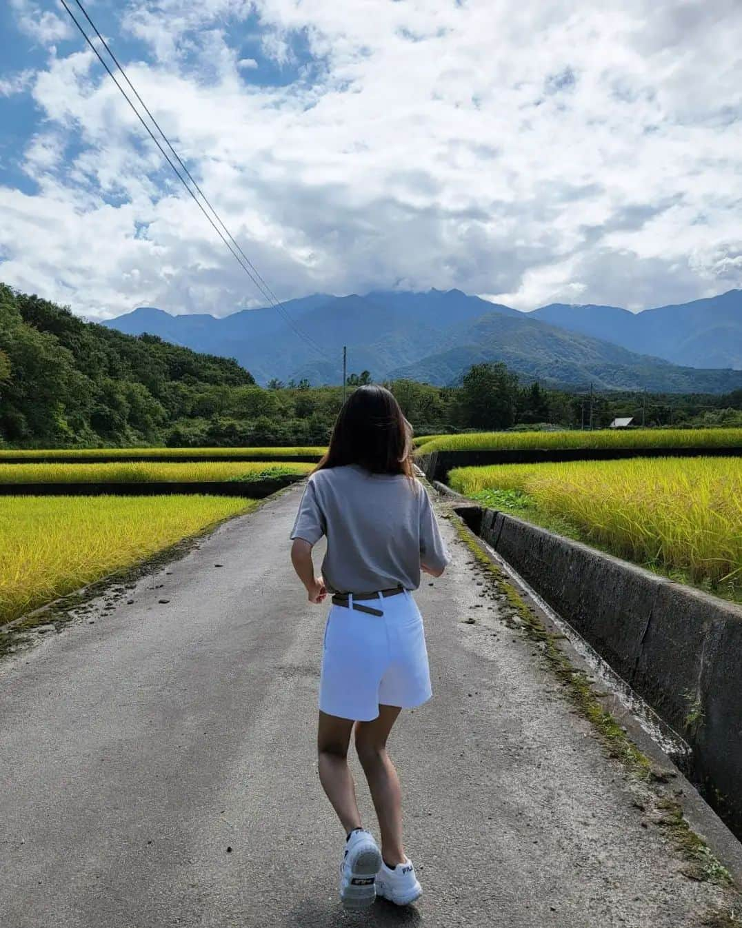 河西歩果のインスタグラム：「だいしぜーんに駆けてゆく～🌾 もうそろそろ #蹴農人 のお米が収穫期です！」