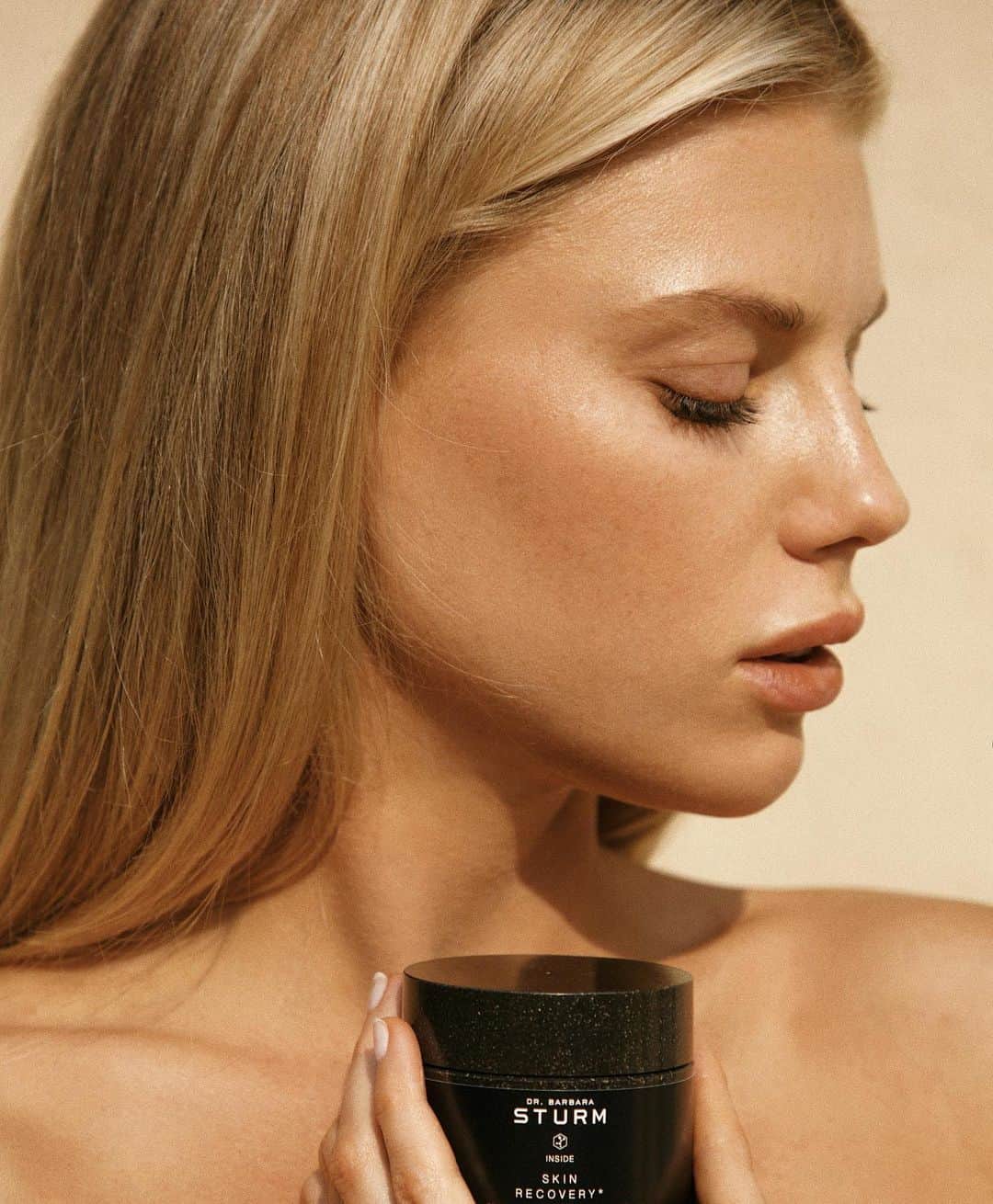 シャーロット・マッキニーのインスタグラム：「The holy grail ! Skin Recovery supplements by @drbarbarasturm 🏆 I believe Diet is key in reducing systemic inflammation and promoting skin and overall health. inside-out approach to healthy skin and an anti-inflammatory lifestyle. Dr. Sturm formulated supplements to support the skin’s essential rejuvenation. With zinc, Vitamin C and collection of potent, plant-based compounds including Purslane, Ginger Root Extract and Grape Seed Extract, offer protection from oxidative stress. A must have in my skin care routine.」