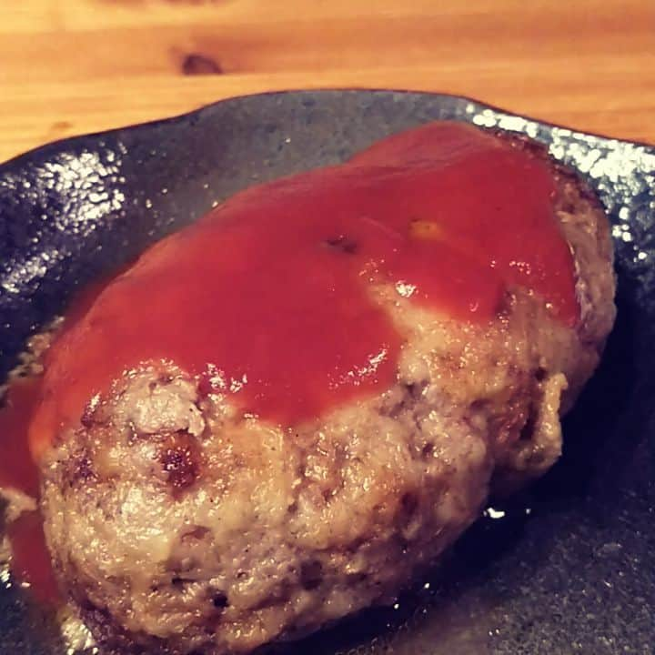 ちゅうえいのインスタグラム：「最強のハンバーグ！  #ハンバーグ #鎌田 #孤独のグルちゅえ #ちゅうえい」