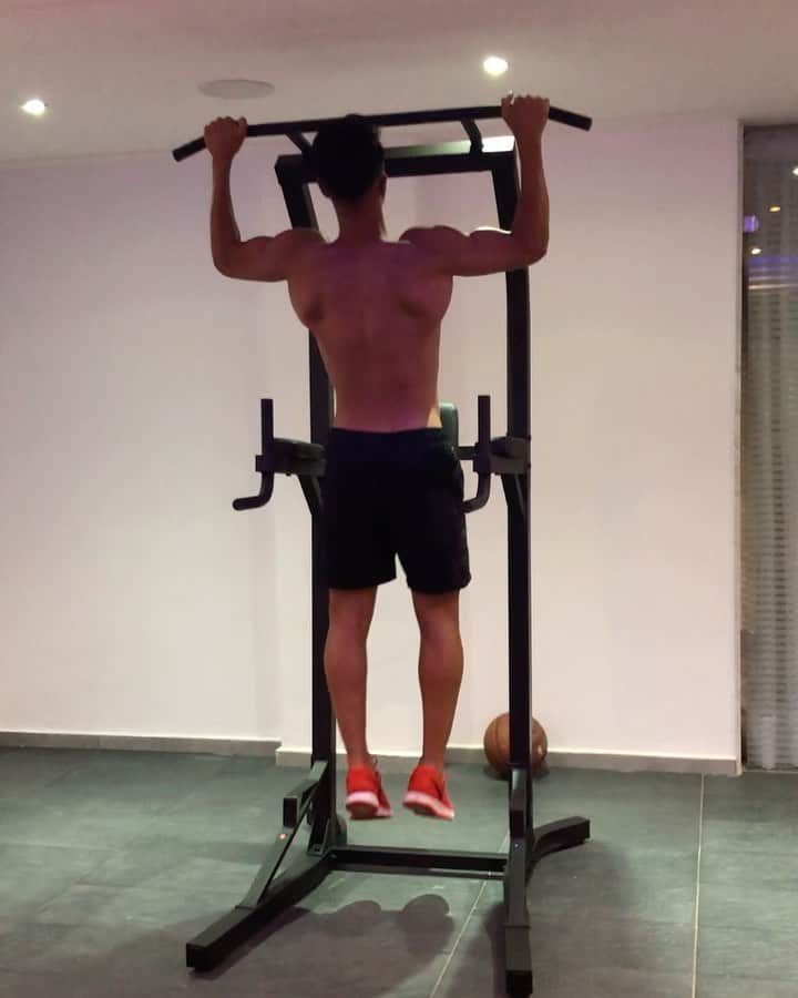 アキム・マストゥールのインスタグラム：「Dedication ! 💥 #workout #training」