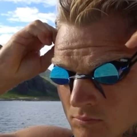 のインスタグラム：「Let’s settle this debate: Swedes or padded goggles? @the__rocknrolla has made his position clear in this epic video…」