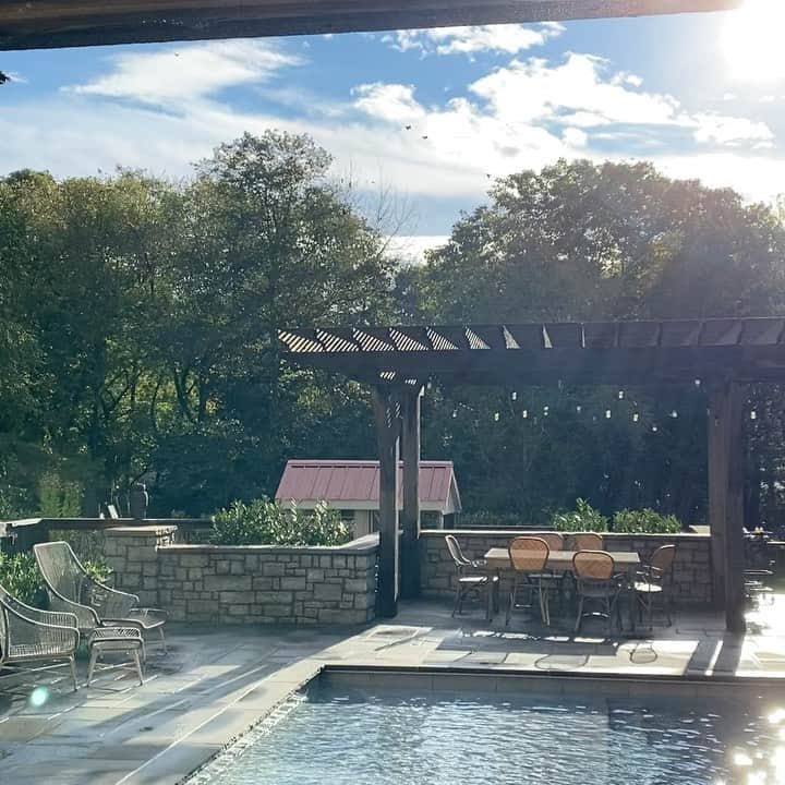 ミシェル・ブランチのインスタグラム：「Magical Nashville morning ✨ Who’s making all that racket!?」