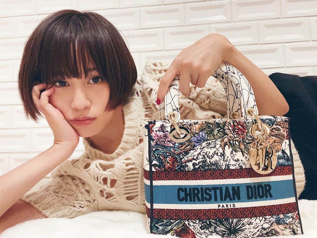 前田敦子のインスタグラム：「. Enjoying the Show #DiorSS22 at Home!! ディオール2022春夏コレクション 世界観はディオールならではの60sなニュールック❣️ 気になるルックが沢山あります‼️ 本当に可愛い素敵なショーで💛💚💜💙💝🧡❤️ 家でいつでも見れちゃうなんて、、贅沢ですね💘✨  #DiorSS22」