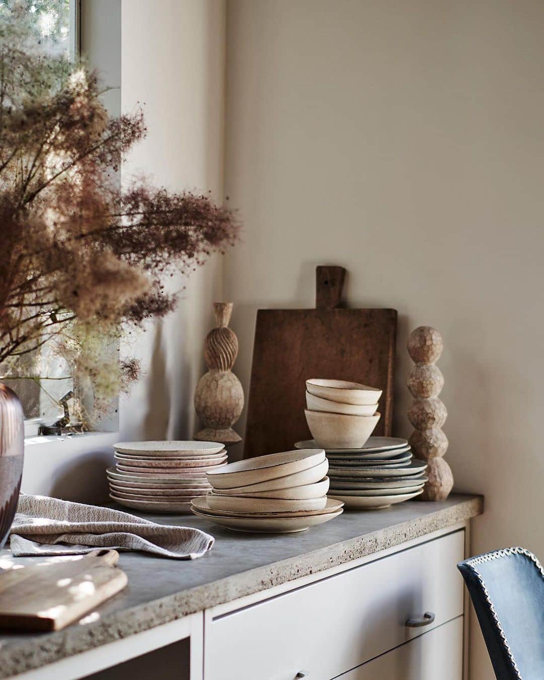 Anthropologieさんのインスタグラム写真 - (AnthropologieInstagram)「True Nature | @AnthroLiving   These days, we’re favoring fare and dinnerware that feels fresh, unfussy, and foraged. Shop these salt-of-the-earth essentials from the Fall 2021 #AnthroLiving collection – now at the link in our bio 🍽️」10月7日 5時02分 - anthropologie