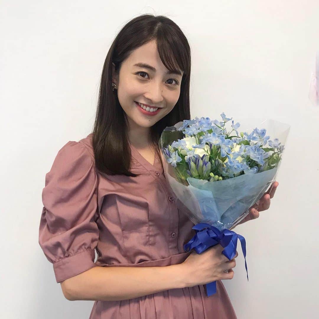 日比麻音子のインスタグラム：「あっという間に一週間が経ちました。 遅ればせながら… あさチャンありがとうございました☀️  改編期のこの10月は毎年バタバタ💦 以下、長くなってしまいました😅  さてさて、 おもひでぽろぽろ。 もちろん難しいこともありましたが、 こうやって振り返ってみると楽しかった思い出の方がうんとたくさんあって。 ほんとうに感謝の気持ちでいっぱいです。  こんな未熟な私を受け入れてくれた 視聴者の皆さん、スタッフさん、 夏目さん、アナウンサーのみなさん、 ありがとうございました。  みんなに支えられて乗り切れた放送後、 楽屋でグダグダする時間も大好きでした。 たくさん写真を撮ったり、 TikTokに挑戦したり、 ダンスを教えてもらってBTSさんとかNiziUさんとかも踊ったね💃  放送に関してあれはこうすべきだった、 もっとこうできた、なんてお互いに反省する時間もとても勉強になって。  脳シャキクイズで頭を抱えるチームを隠し撮りすることもありました。すみません。笑笑  スポーツの現場ではたくさんの選手の皆さん、解説者の皆さんに多くのことを教えてもらいました。 ホノルルマラソンを走らせてもらったこともあったなぁ… 思い出は尽きません。 書ききれないくらいです。  もうすでに私たちは新たなスタートを切りました！ これからもチャンと、 それぞれの場所でがんばります🏃‍♀️  ありがとう、あさチャン。 さようなら、あさチャン！  #あさチャン  #あさチャンファミリー大好きだ！ #はやくまたみんなにあいたいです #10枚じゃ収まらない思い出」
