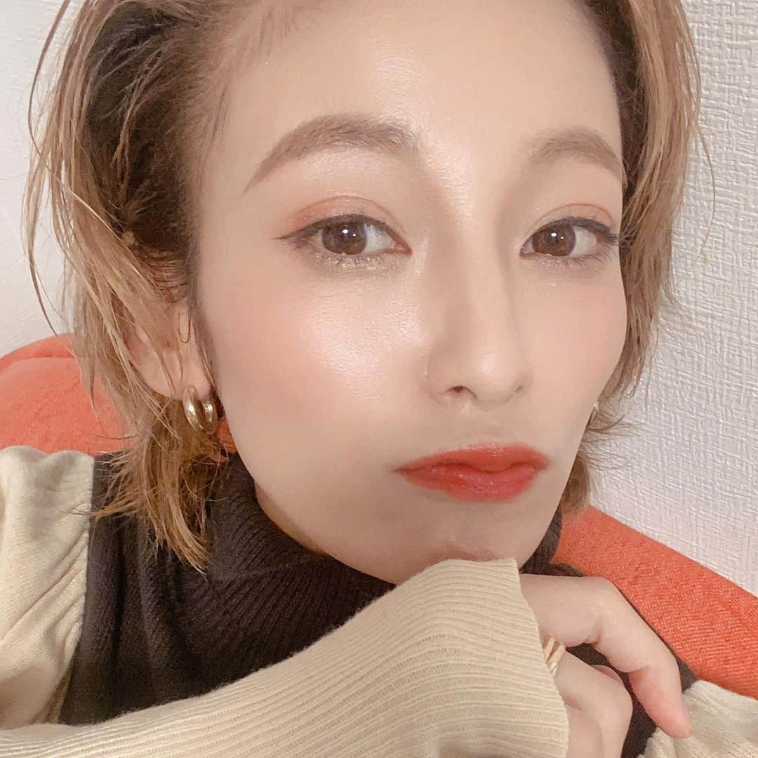 西山茉希さんのインスタグラム写真 - (西山茉希Instagram)「#スキンケア @nivea  #ファンデ @nopa_jp  @tabibijin_official  #チーク @zarabeauty.uz  #ハイライト @clio_official  #アイブロウはシャドーで @clio_official  #アイブロウライン @cezannecosmetics  #ラメオレンジシャドー @shuuemura  #ブラウンライン @薬局のプチプラ #マスカラ @brilliage_official  #リップ @roselabo.japan   顔がタグで埋まった。 こんなアイテムでこの顔つくってます。  #セルフヘアメークライフ #リモート収録曜日」10月7日 15時22分 - maki.nshiyama50