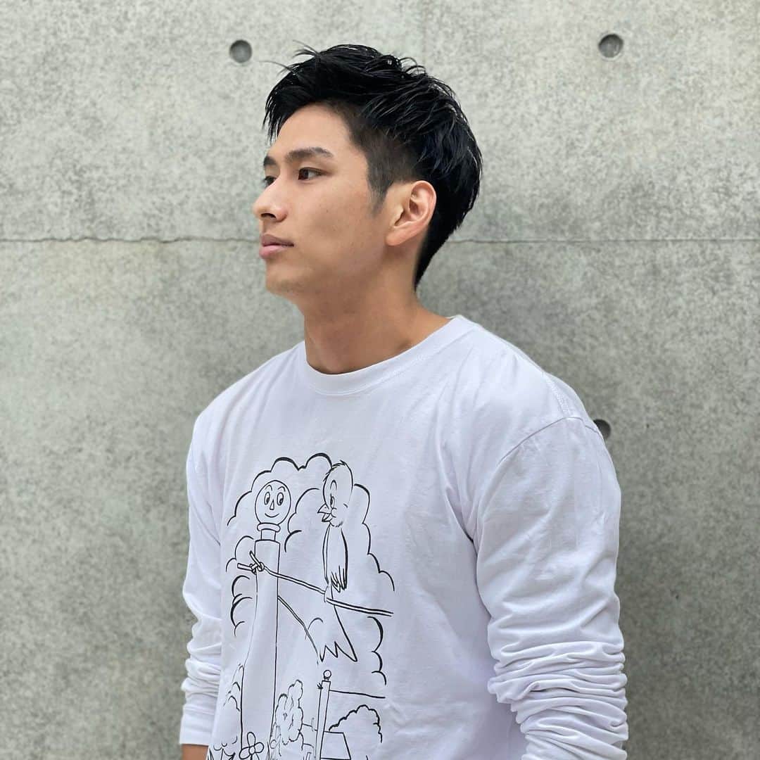 のインスタグラム：「ひっさびさに短髪 ツーブロから伸ばしてたけど 結局ツーブロなってまうよね。笑  HM @doragonikimasuka  Ph @menegi_aoyagi  @plug_aoyama  いつもありがとう🙇‍♂️✨ #短髪 #外苑前 #かな姉にもらった服着てかな姉に髪切ってもらう #アンチエイジングしてませんか #してますよね」