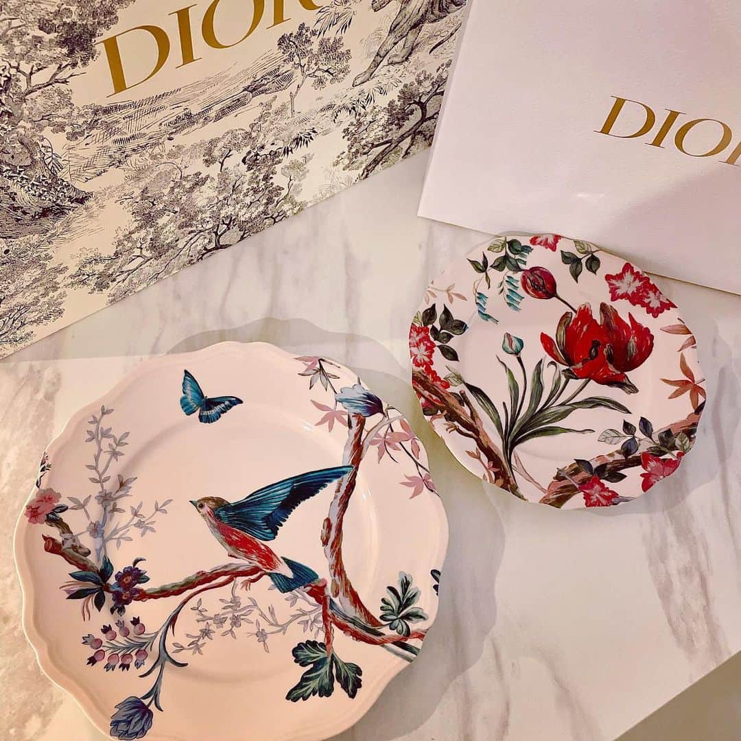サキ吉さんのインスタグラム写真 - (サキ吉Instagram)「夫婦共々仲良くしてもらってる妹ちゃんに結婚祝い貰った❤️ Diorのお皿可愛い🥲🥲🥲💓 沢山お酒飲んで幸せな日でした😂💕 ． #dior  #結婚祝いのプレゼント」10月7日 15時26分 - sakikichi1201