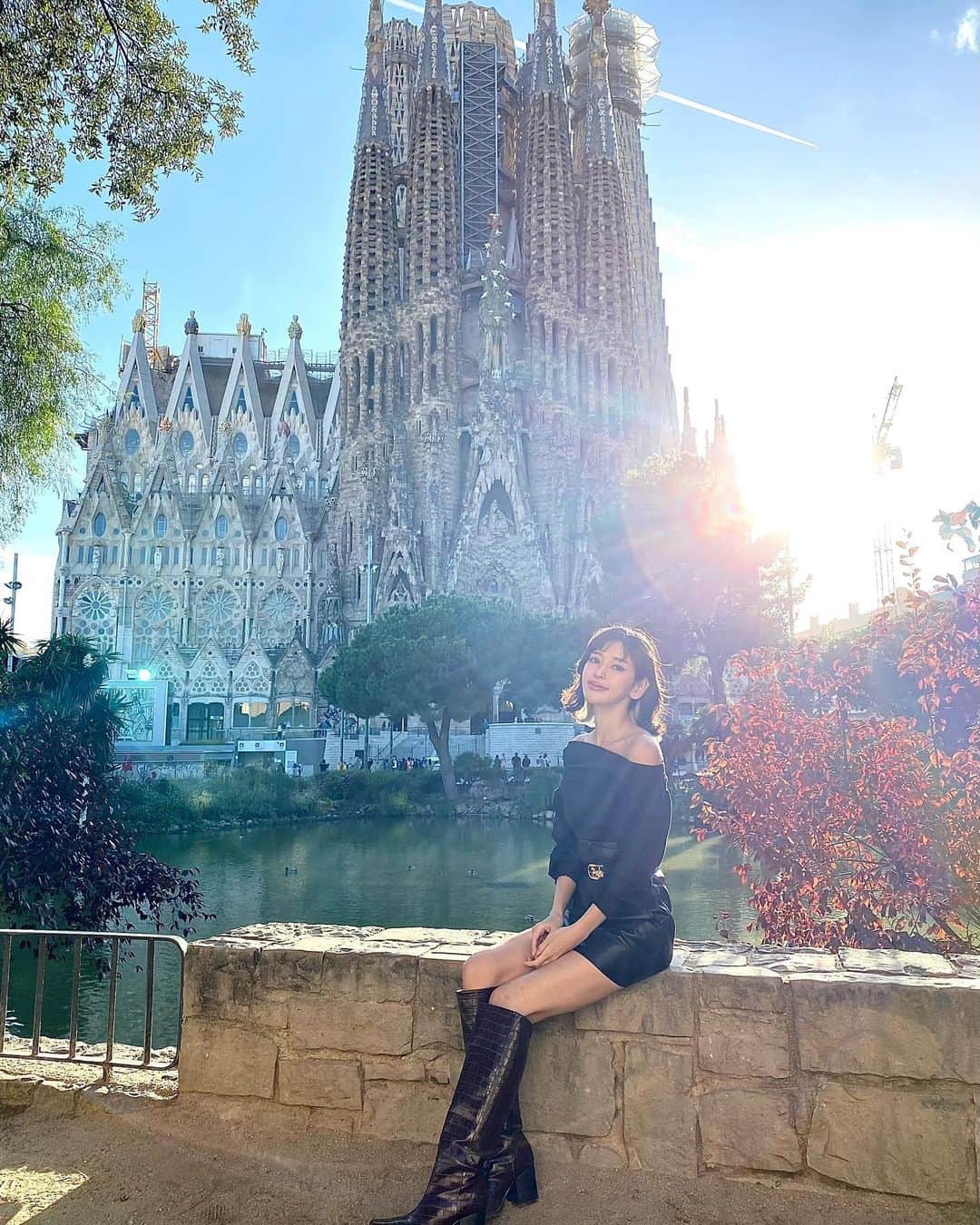 城品萌音のインスタグラム：「♡ I've been having a lot of trouble since yesterday😵 But, I'm very lively. _ 昨日からトラブル続きですごく疲れてしまった〜 でもなぜかすごく生き生きと過ごしています。 #monemilk #femaledj #SagradaFamília #Spain #Barcelona #この旅はトラブルの神様に愛されすぎている」