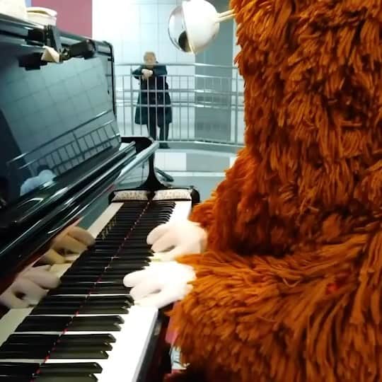 ガチャピンのインスタグラム：「ムックが ピアノでLemonを弾いたYouTubeの動画が、なんと３０００万再生突破〜！ すごいよムック！！  #ガチャピンちゃんねる #ガチャピン #ムック #米津玄師 #lemon #ストリートピアノ」