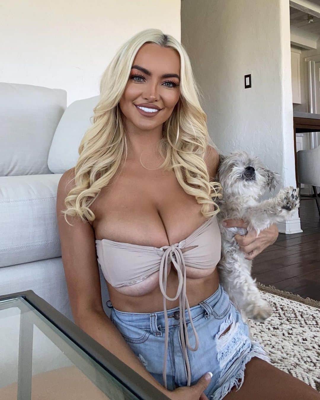 リンジー・ペラスのインスタグラム：「To be honest I have no inspo to post on here so found these pics of my large chichis + small dog... ⁣💞 ⁣ ABOUT TOSH⁣: Tosh is my tiny, morkie, sagittarius bae. We met my sophomore year at LSU and have been snuggling for ever since. He responds to "doodle bear, Toosh, Foosh, TooshFoosh (one word) dum dum, teddy, baby, snugglebear" and my new favorite "Little" (pronounced Litto) with nothing attached lol. ⁣ ⁣ He is perfection in fur form. And a curious little weirdo like his mom.  ⁣ And that's the 411 on Tosh. Thank you. 🐶 ⁣ Happy Wednesday ;) ⁣ ⁣#ToshAppreciation #DogsOfInstagram」
