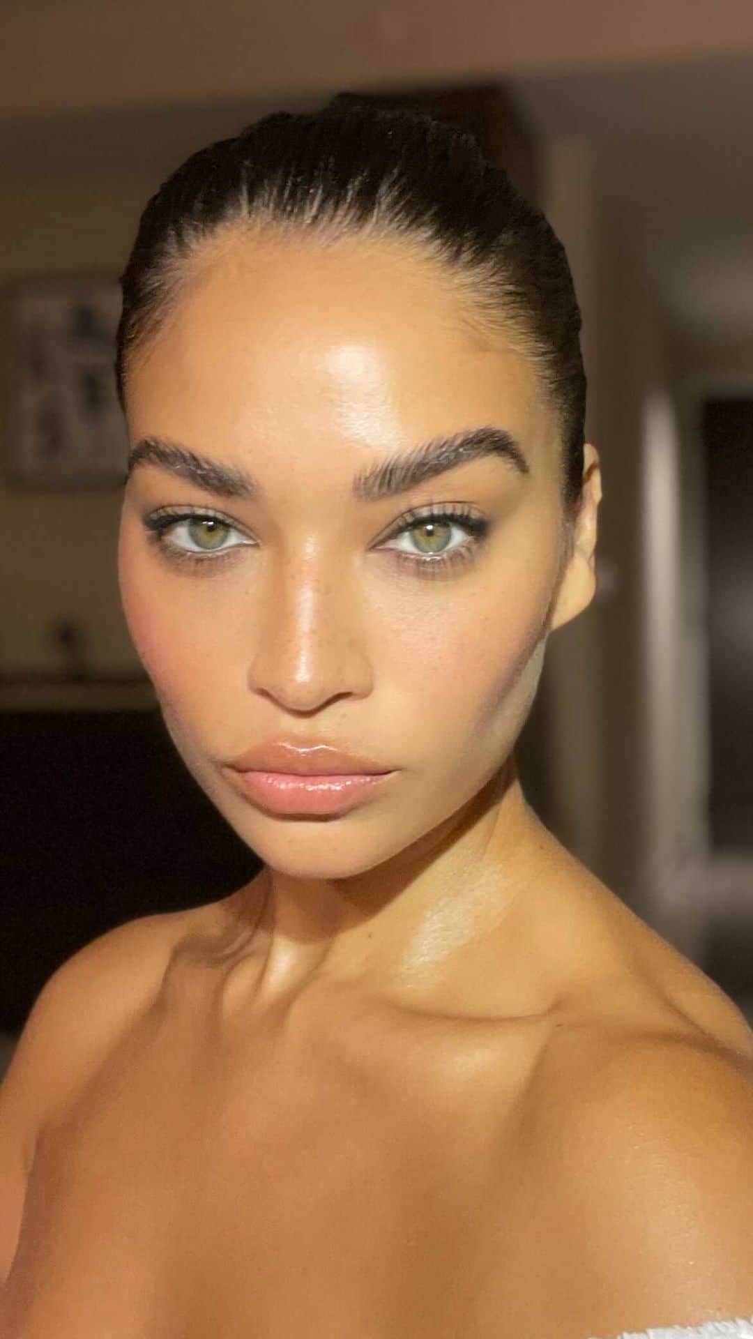 のインスタグラム：「As you all know I’m a huge fan of the @facegym . You can finally take the FACEGYM gear with you … everywhere you go! Exclusively now at @sephora you can purchase the FACEGYM travel kit . Also follow the 14 day challenge at @sephora @facegym website and social to learn more about the products and FACEGYM moves to reverse the appearance of aging. Definitely try it !!」