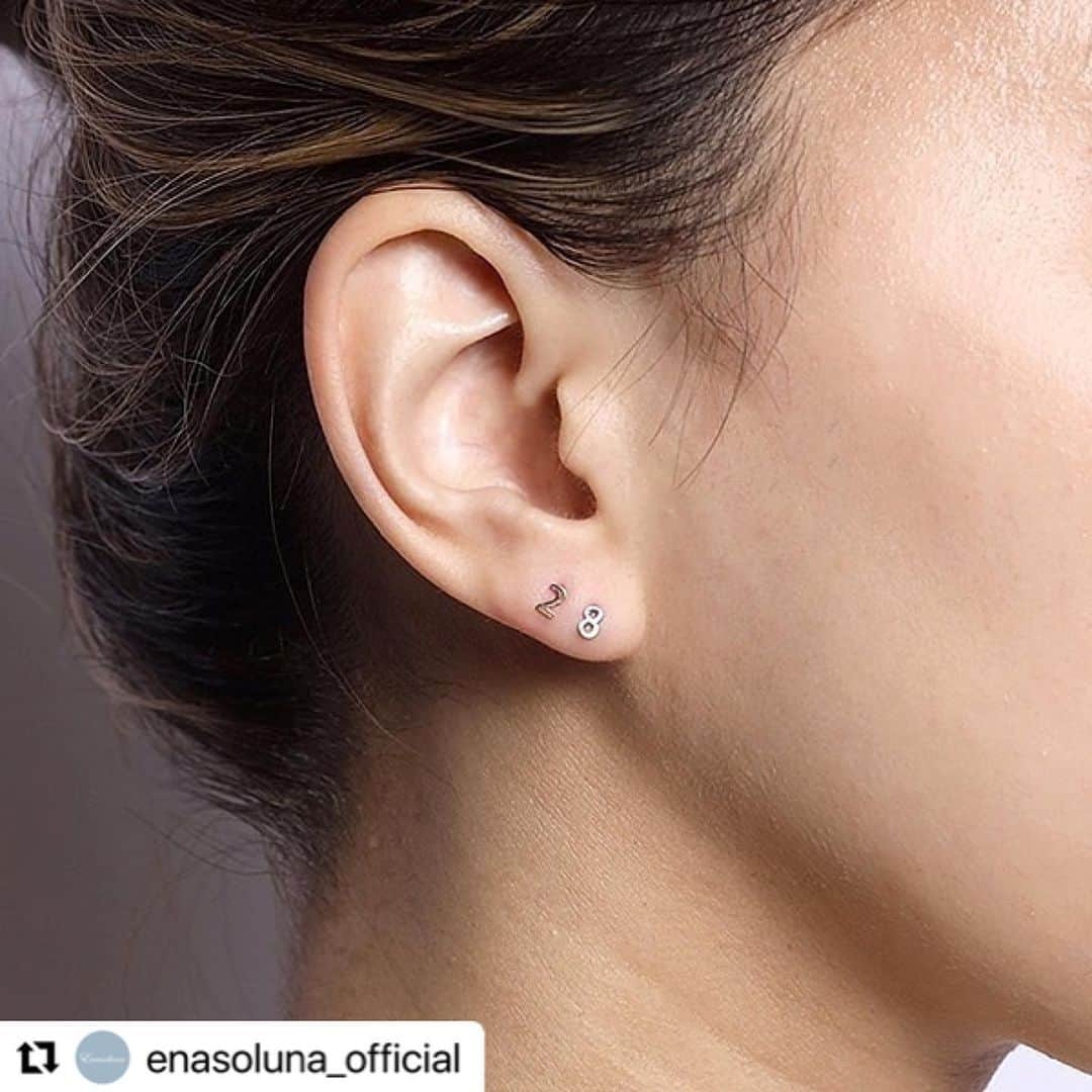 佐田真由美さんのインスタグラム写真 - (佐田真由美Instagram)「人気のあの子❣️  #Repost @enasoluna_official with @make_repost ・・・ 🙇🏼‍♀️お待たせいたしました🙇🏽‍♀️  “Happy number pierced” ¥3,850 (tax in)  GOLDとSILVERが揃って再入荷🛒  10/8(金)18時より、オンラインストアにて販売開始です。  前回買えなかった😣というお声をくださった皆様にも、今回は届きますように❤️‍🔥  #enasoluna #happynumberpierced #数字ピアス」10月7日 8時52分 - sadamayumi