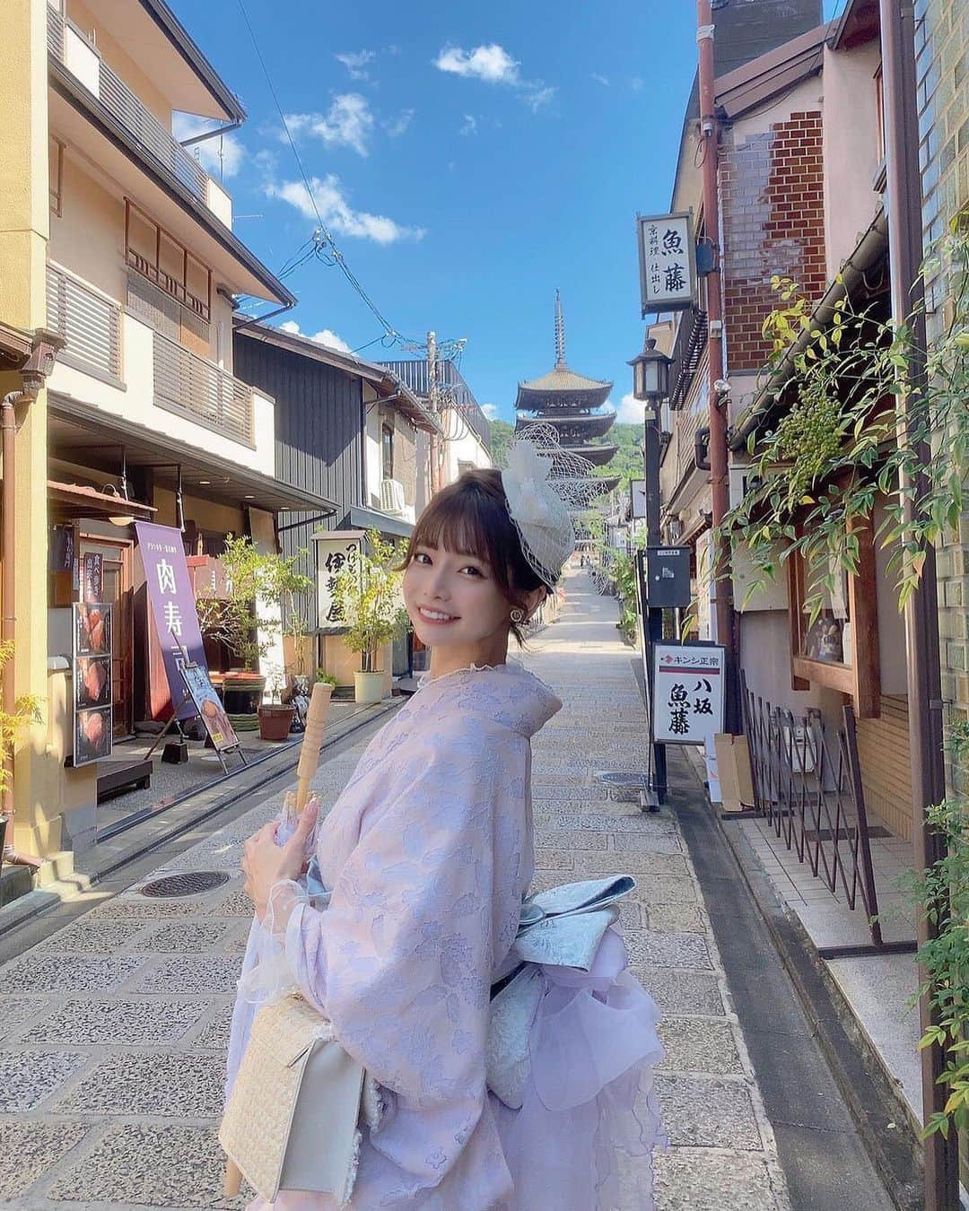 米倉みゆさんのインスタグラム写真 - (米倉みゆInstagram)「いいお天気ですこと🍡🍁 . . . . 先日着物の撮影で 京都にある着物レンタルの奈々屋 京都高台寺店さん @nanayakimonorental に行ってきました👘 . 大人気のレース着物に 可愛いレトロな装飾たくさん付けてもらいました💞 . 清水寺付近散策しながら 色んな写真撮ったので、ちょこちょこ載せていきますね～☺️🤍 . . 学割とかあって学生さんとかだと ヘアセット込みで5000円で借りれたりするみたいなので、めちゃくちゃお得です🧐✨ . . みんな京都へ行った際にはぜひ 奈々屋さんへ～！ . . . . . . . . #着物ヘア #着物レンタル #着物女子 #着物美人 #着物 #着物ヘアアレンジ #京都カフェ #京都グルメ #京都観光 #京都ランチ #京都スイーツ #和服美人 #清水寺 #清水寺周辺 #京都散策 #インスタ映え #裏路地 #撮影 #撮影会モデル #instagram #japanese #japanesegirl #followforfollowback #asianbeauty  #asiangirls  #love #instagood  #japan  #likeforlikes #kimono」10月7日 9時27分 - yone__miyu630