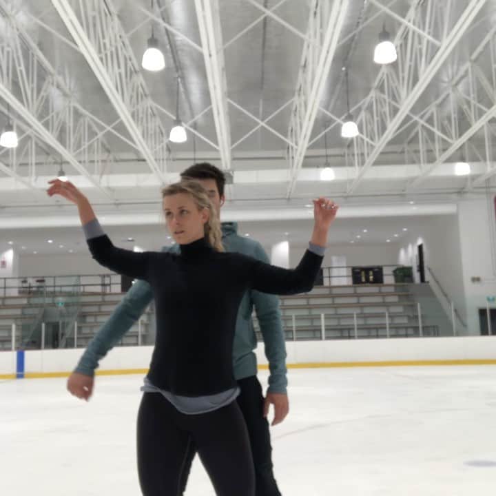 マディソン・ハベルのインスタグラム：「❕SNEAK PEEK #1 ❕    First day playing around with our new show number. Every team works differently. Zach and I usually like to improvise and play off of each other, instead of thinking about steps and patterns right away.」