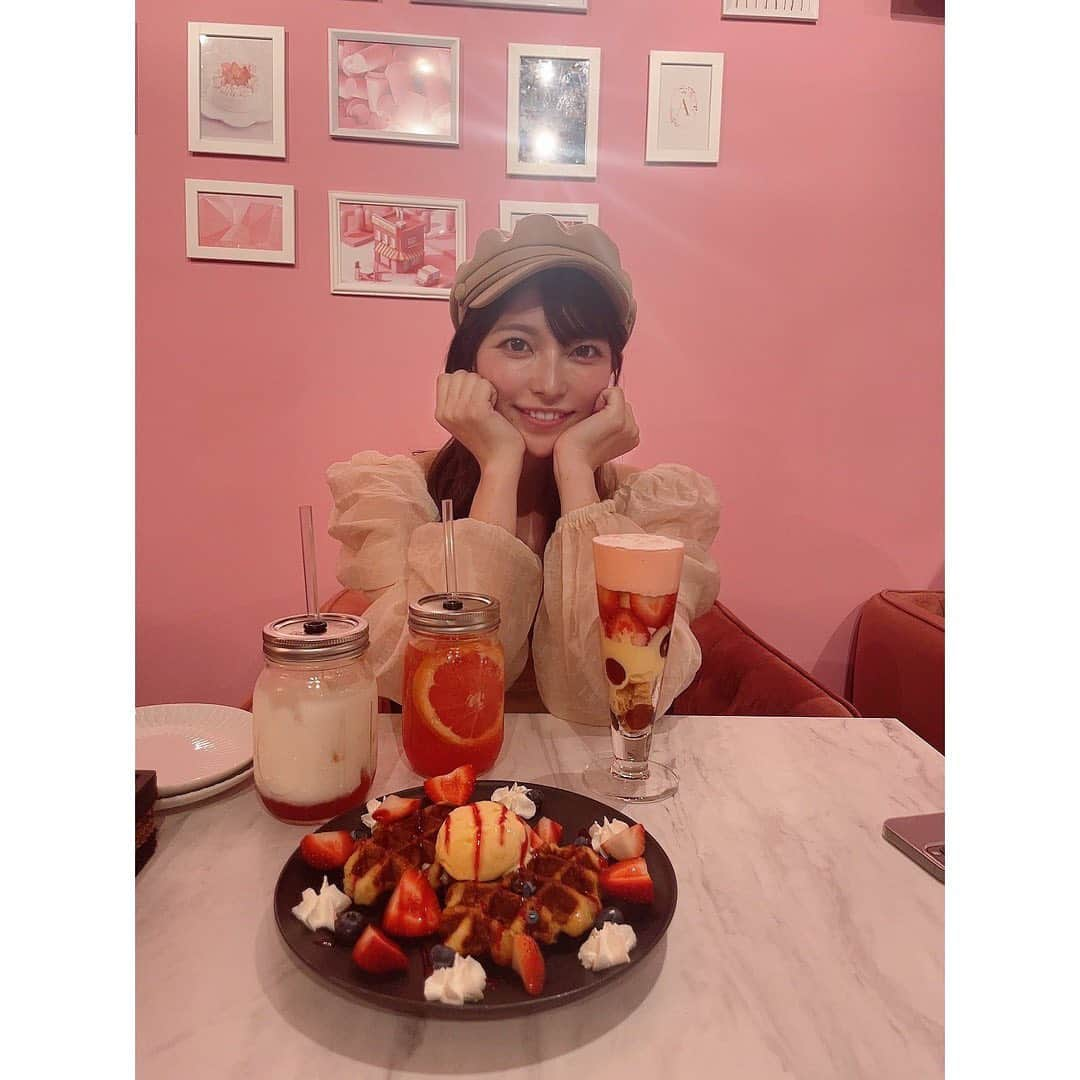 上原亜衣さんのインスタグラム写真 - (上原亜衣Instagram)「最近オープンした @alamode.312 さん💗  映えすぎる🥺💗 ピンクで大好きしかない世界観💗 パフェもワッフルも おいしかった🧁🍨  夜はDJ BARなの☺️！！  女子好きなやつ💗  #sweat  #cafe  #pink」10月7日 9時19分 - ai_uehara_ex