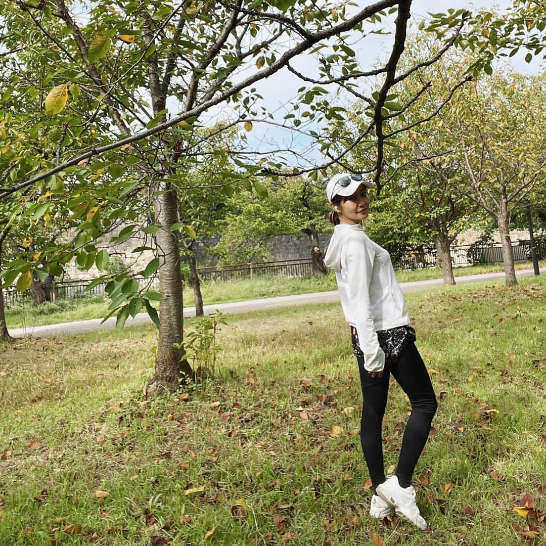 のインスタグラム：「寝る前に愛用している　 #スリムウォーク  から フィットネス用がでました。  しかも！  消費カロリー15.4% （細かいなw）UP だって！  ちょっと履きにくいけど 走りに行く時には着用！  お尻下のももに加圧感じるな。✨ 骨盤もしっかりホールドされてる感じ。  長さは余ってるw  これ系 ショートサイズ作ってほしいわぁ。  #低身長 #燃焼してくれい  #太ももに良さそう  #SLIMWALK #燃焼フィットネスレギンス　#着圧レギンス #スリムウォークビューアクティ #monipla #pip_fan」
